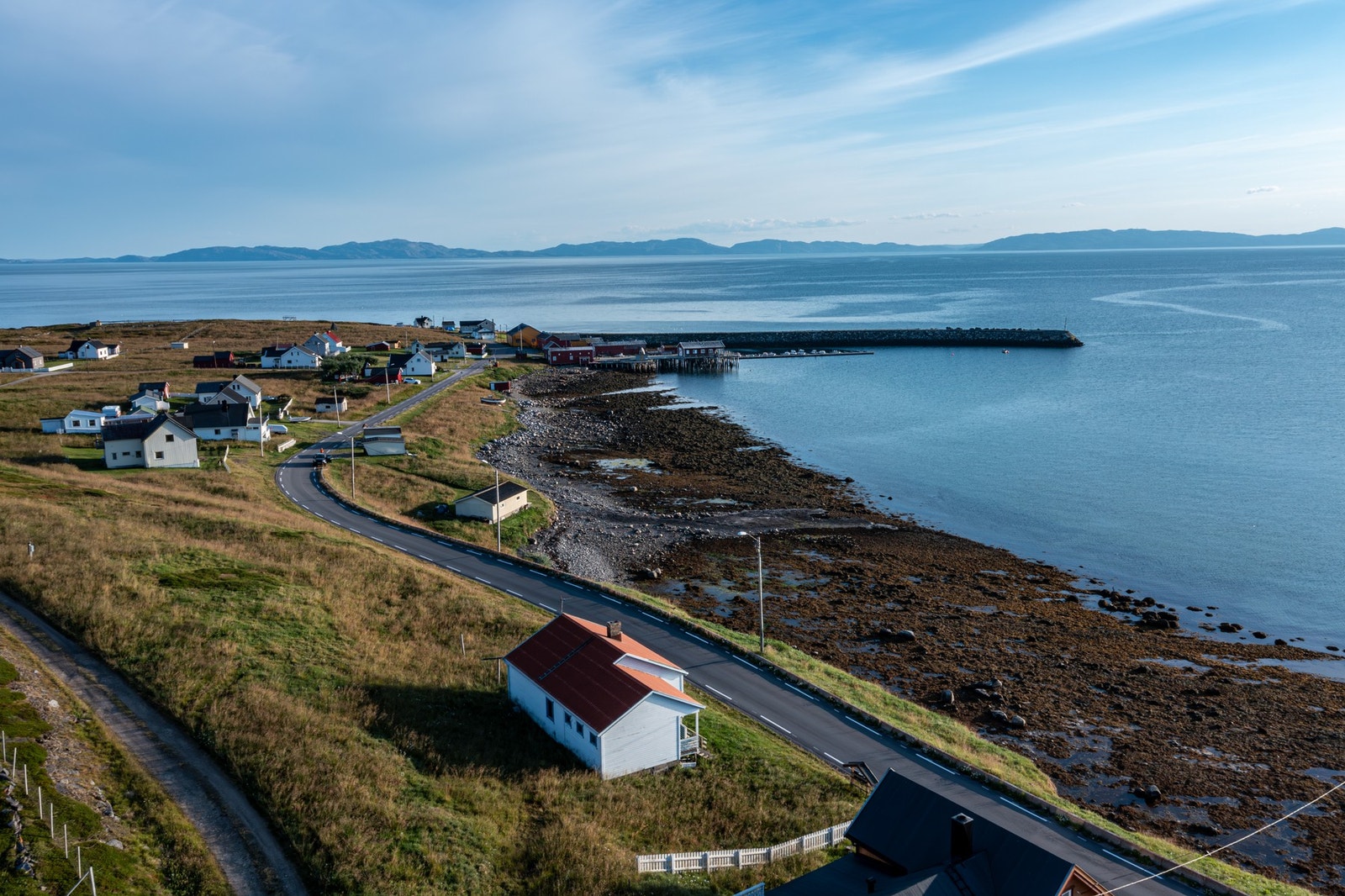 Eiendommen befinner seg på en høyde over vannkanten og strekker seg fra hovedbygget mot sør. Eiendommen måler ca. 2,6 mål. Galleribilde