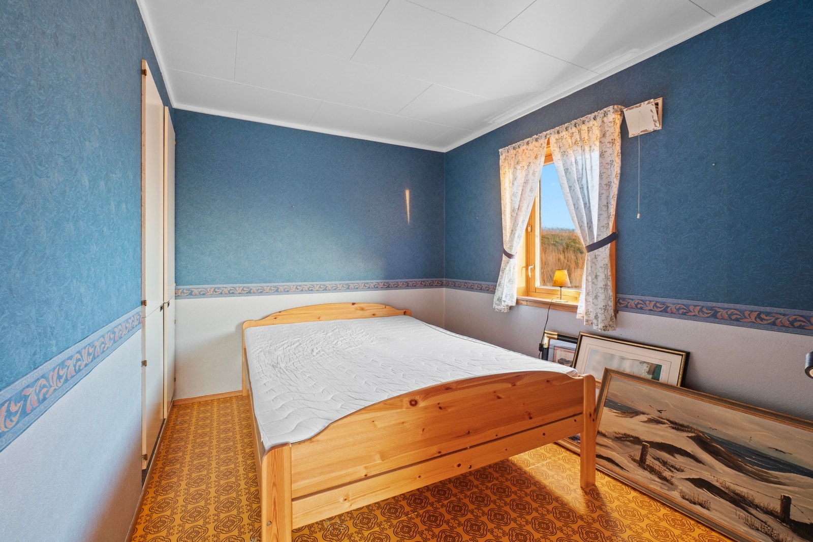 Det ene soverommet er nærliggende stua og har en fin størrelse. Galleribilde