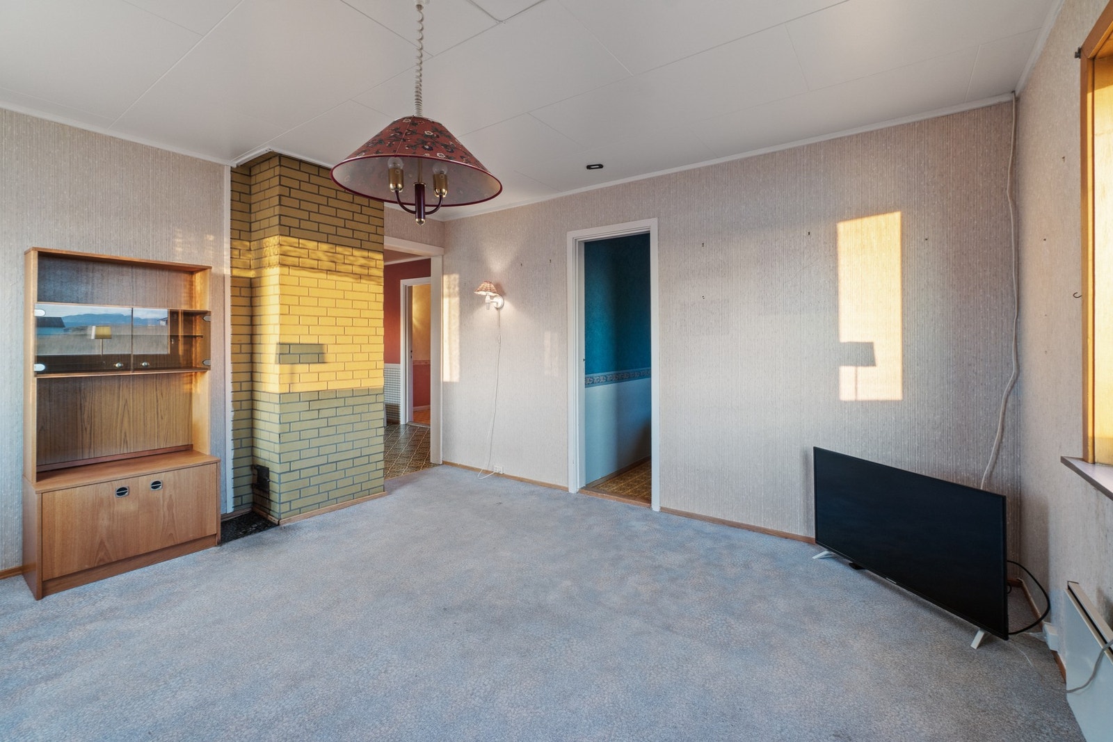 Fritidsboligen inneholder gang, bad, toalettrom, kjøkken, stue, 2 soverom og 2 boder. Galleribilde