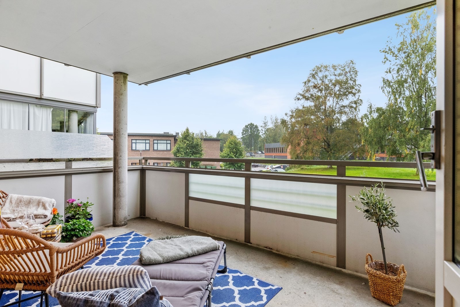 Vestvendt og solrik overbygget balkong. Galleribilde