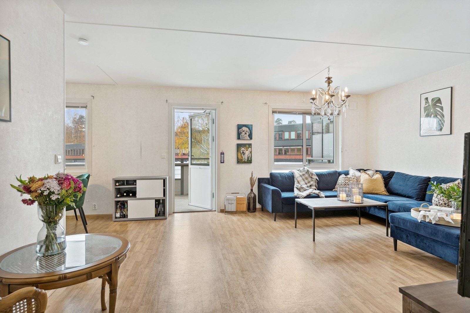 Romslig lys stue med utgang til solrik balkong. Galleribilde