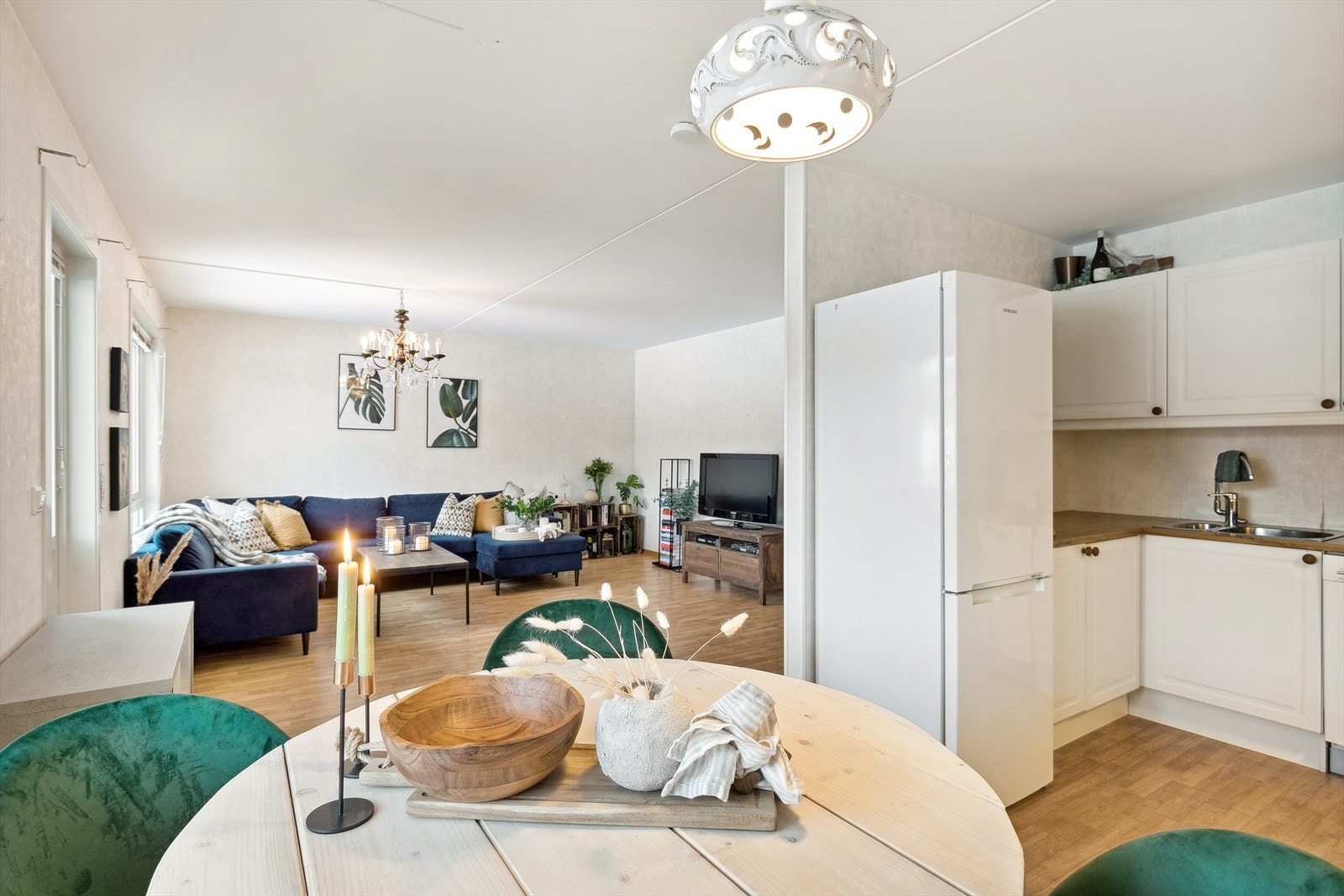 Halv åpen kjøkkenløsning mot stuen. Galleribilde