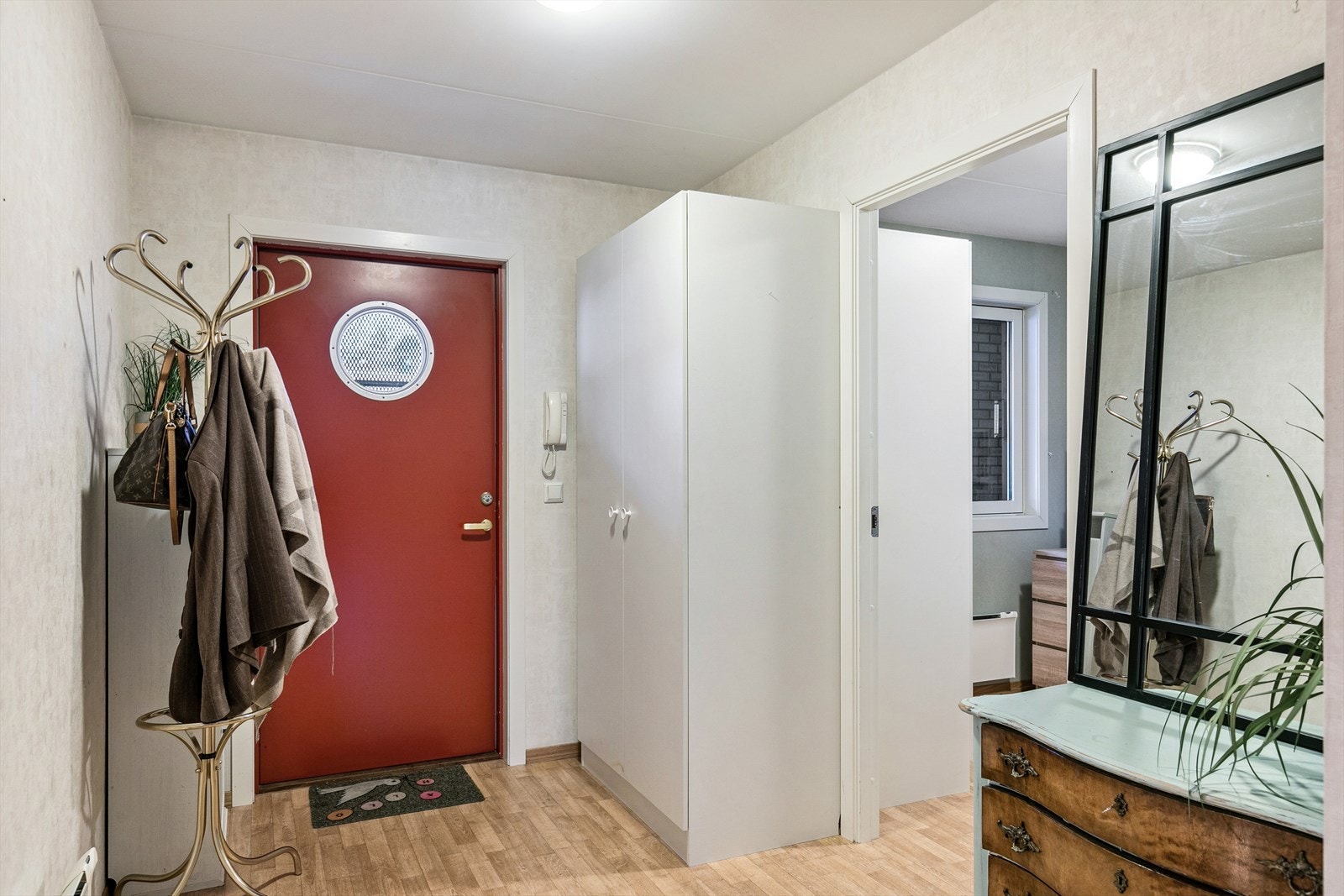 Velkommen inn i en lys entré. Galleribilde