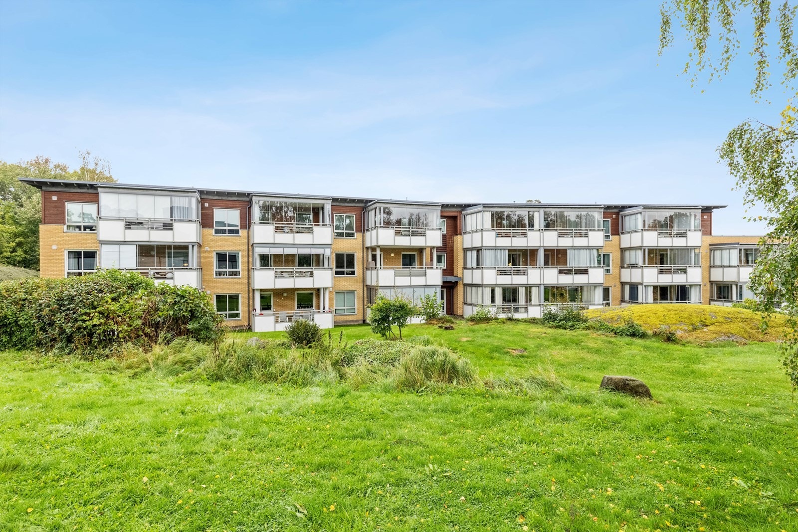 Sentralt beliggende på Ranvik. Rett ved butikk, treningssenter, eldresenter og flotte turområder. Kort vei til byen. Galleribilde