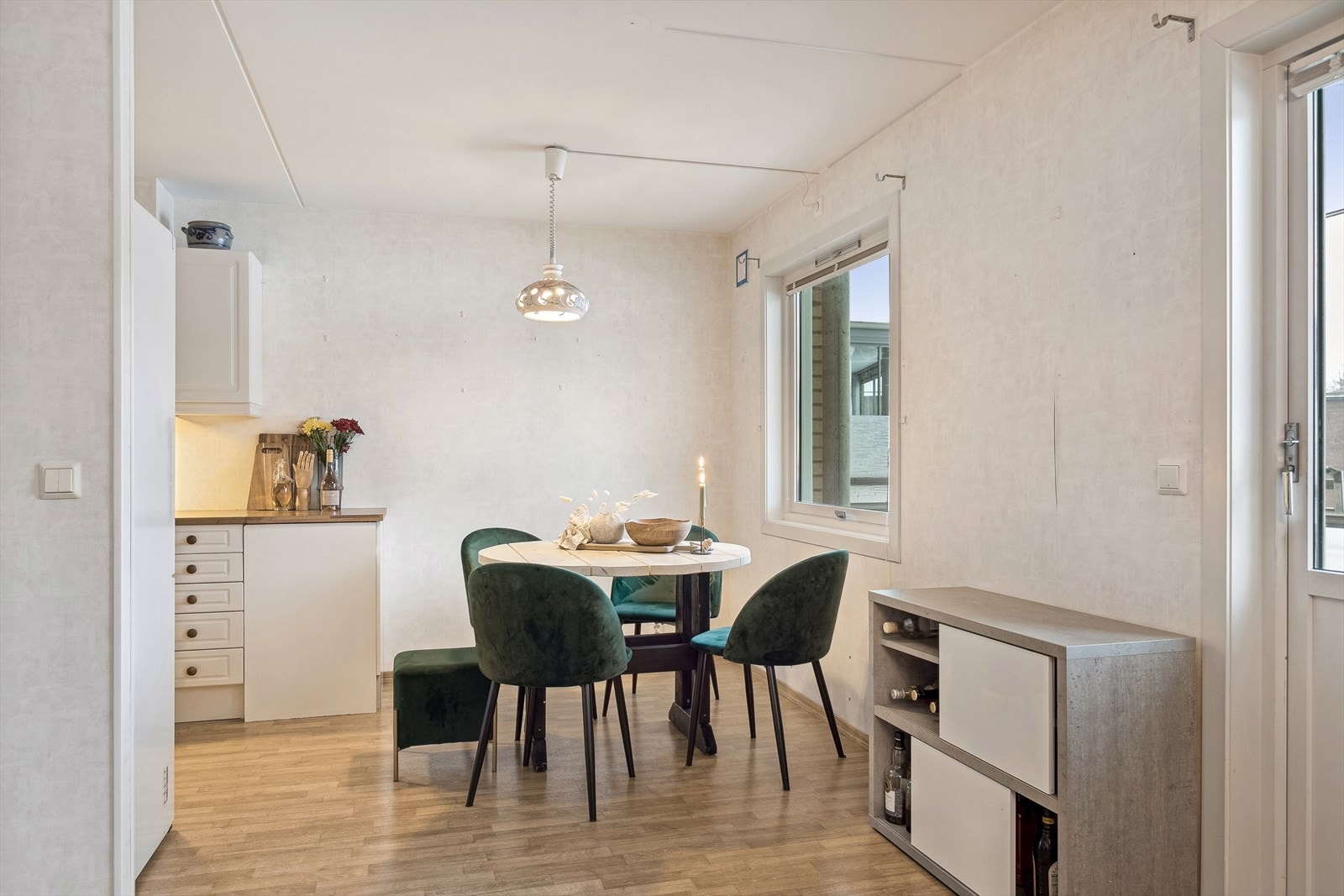 Lett og møblere. Galleribilde