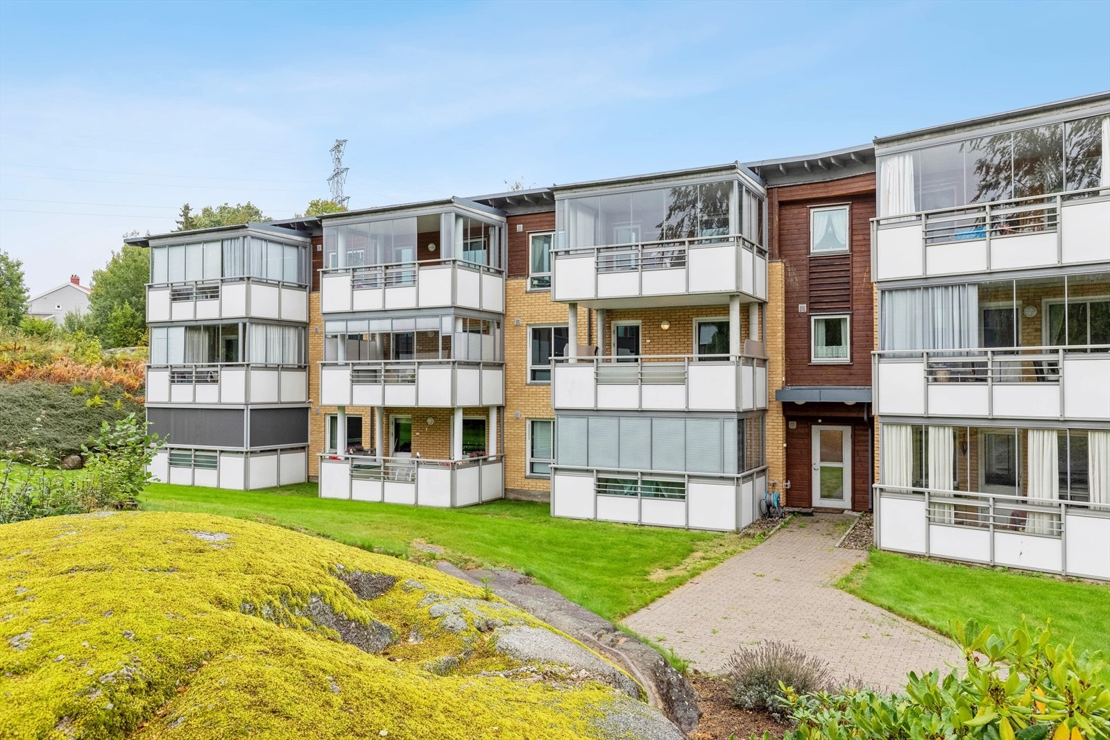 Meget praktisk leilighet i 2 etasje med heis og porttelefon. 2 soverom. Solrik balkong. Garasje! Galleribilde