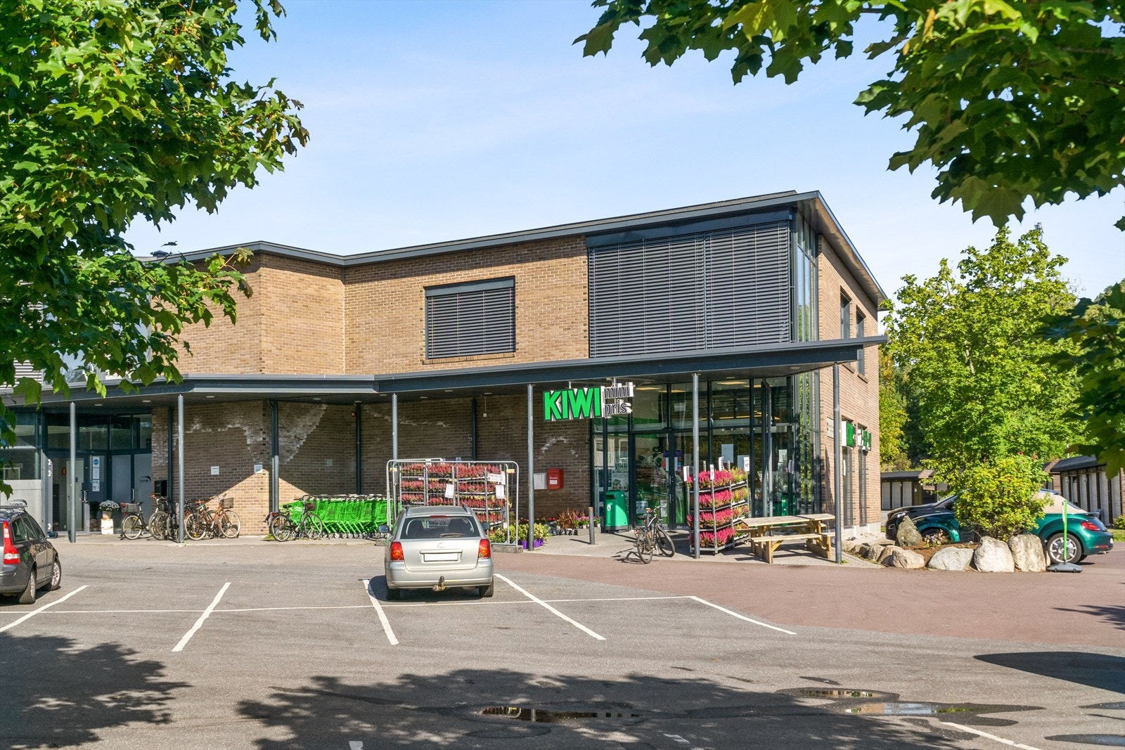 Butikken og treningssenter er nærmeste nabo. Galleribilde