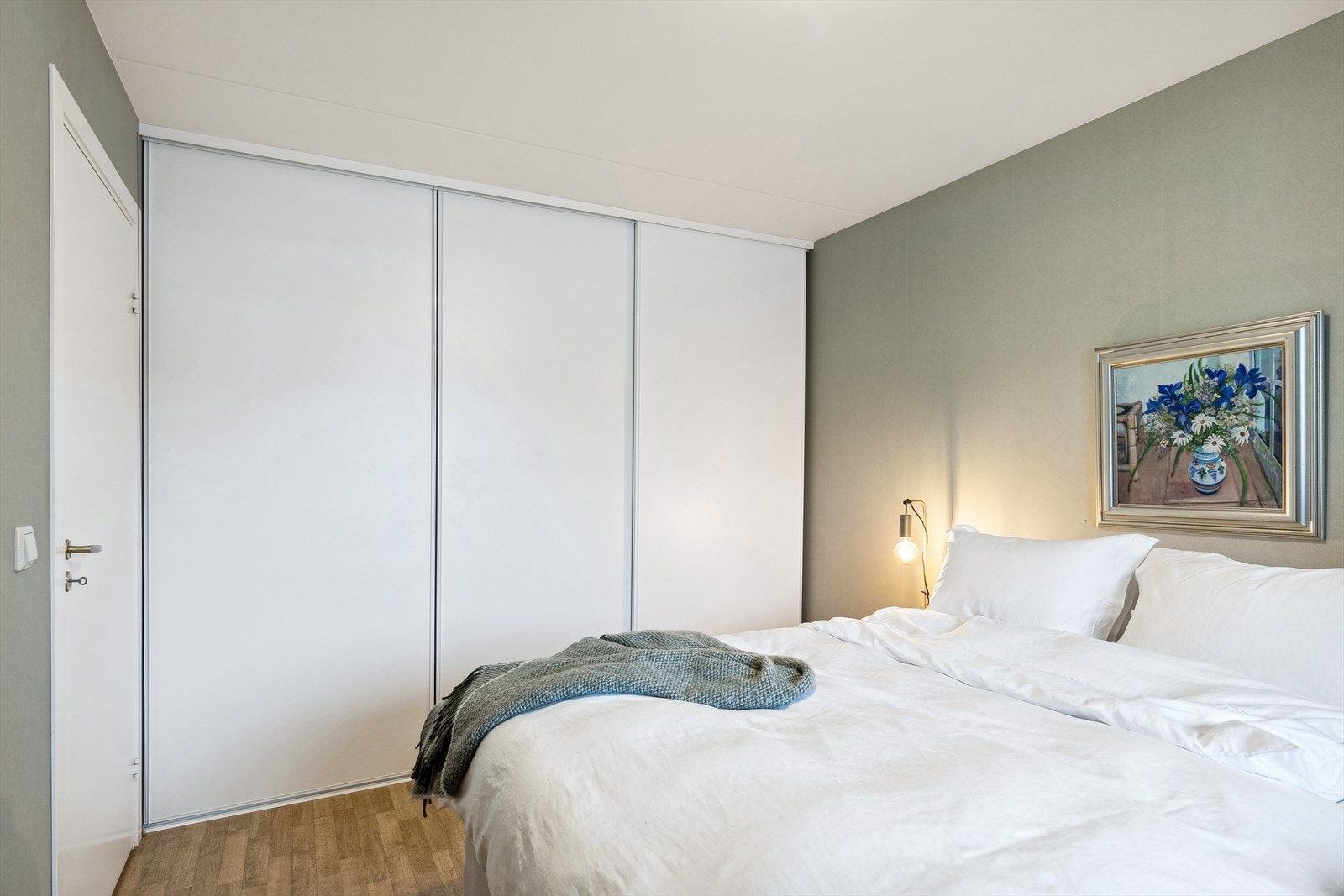 Praktisk skyvedørsgarderobe. Galleribilde