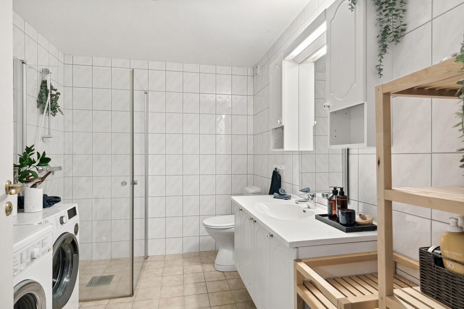 Lekkert fliselagt bad med opplegg for vaskemaskin. Galleribilde