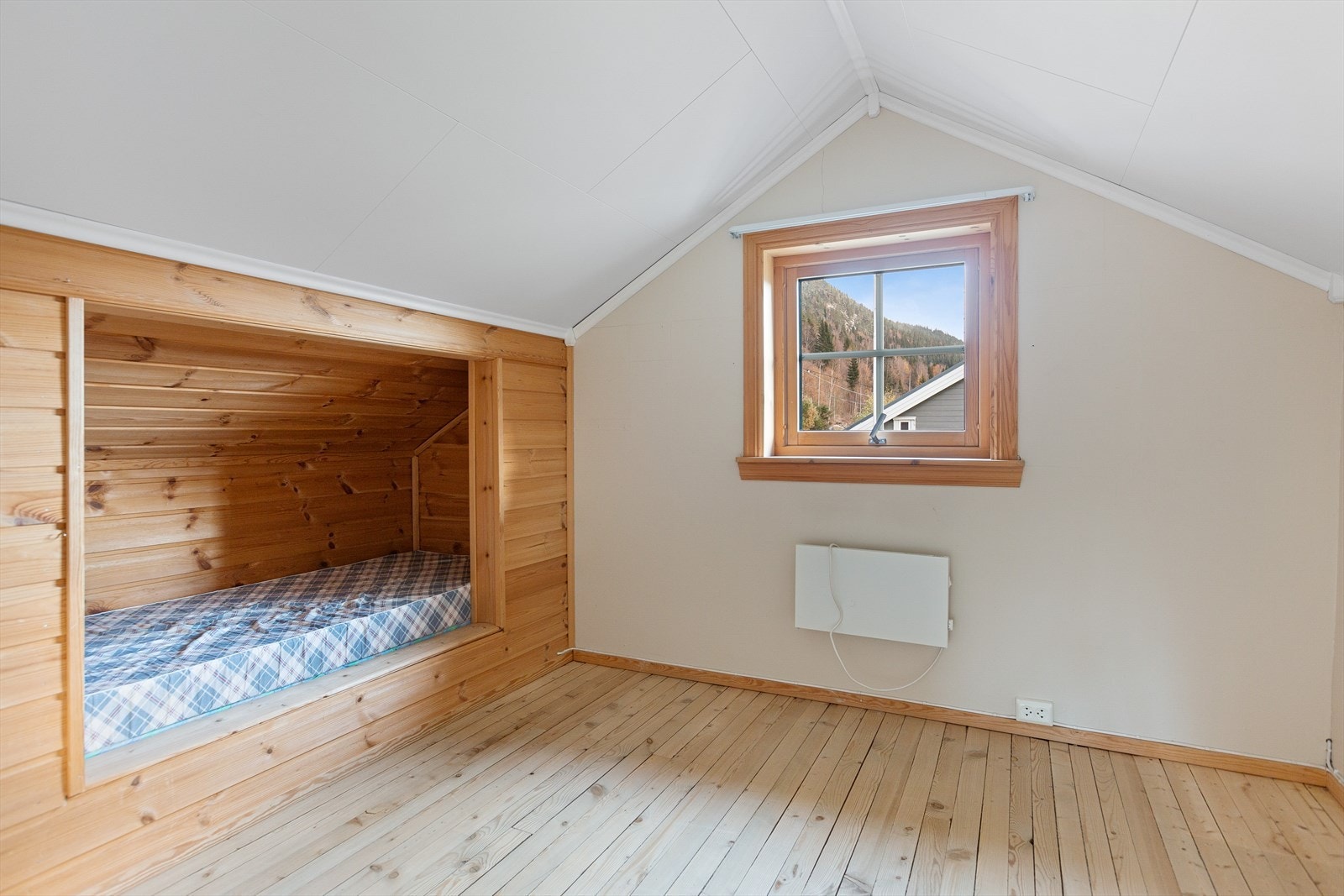 Soverom 2 på loftetasjen med plassbygd seng. Galleribilde