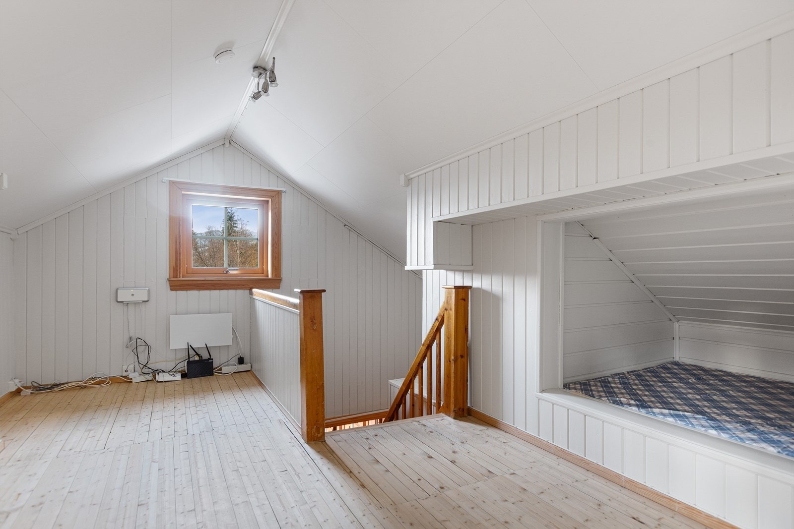 Velkommen opp i loftetasjen! Trappegang med plassbygd seng. Rommet kan benyttes som f.eks. et kontor. Galleribilde