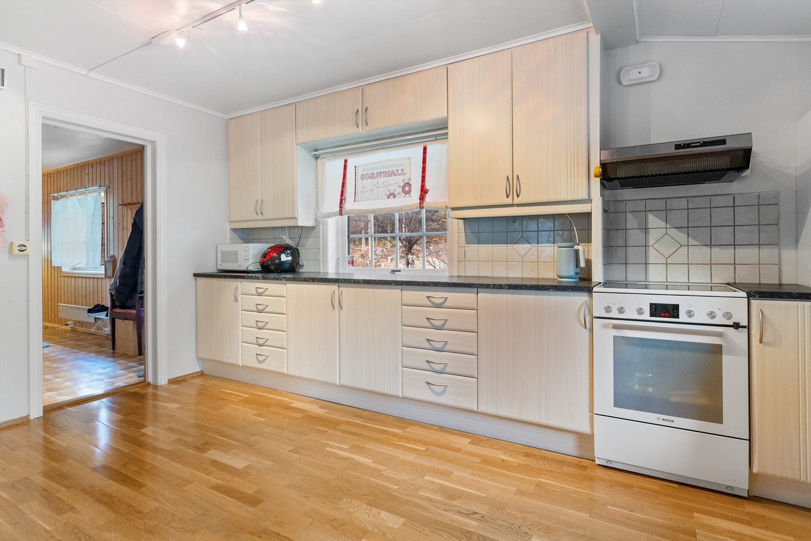 Kjøkkenet har godt med oppbevaringsplass i over- og underskap, samt god benkeplass. Galleribilde