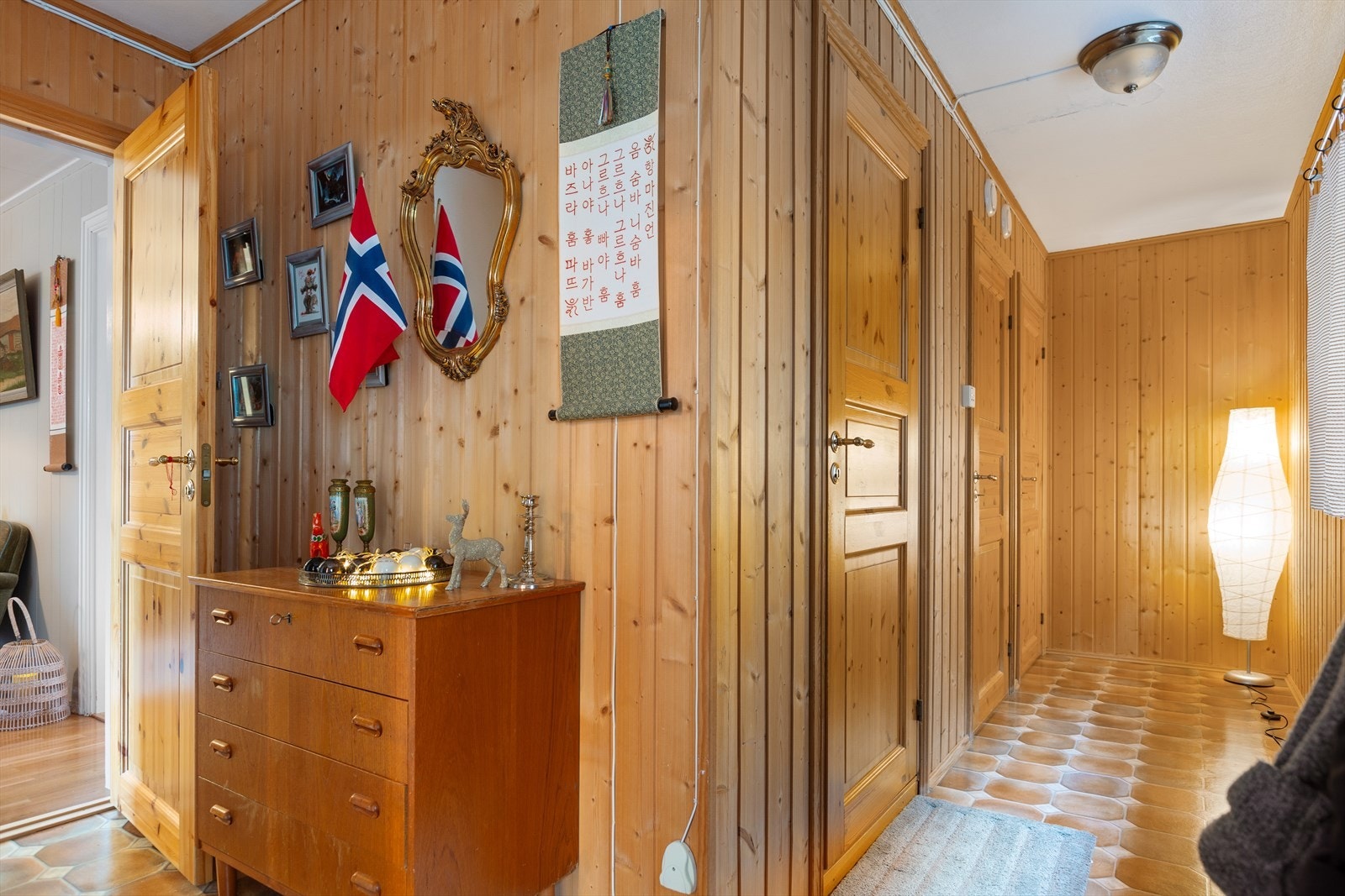 Entréen med videre tilkomst til kjeller og loftetasje. Galleribilde