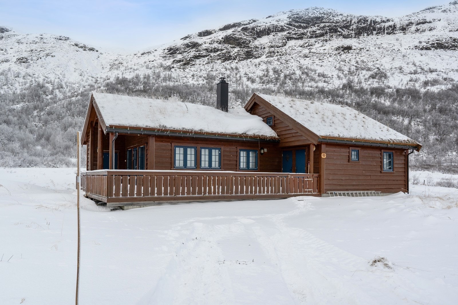 Eiendommen ligger i fjellterreng med gode solforhold. Galleribilde