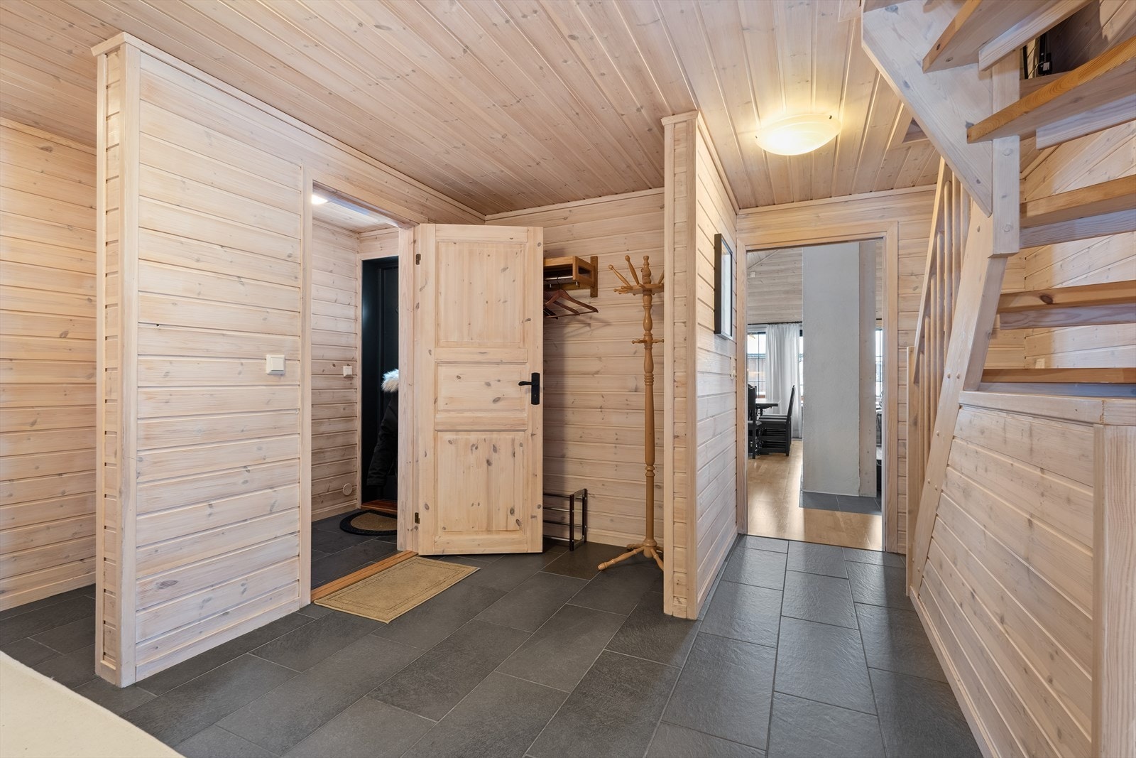 Praktiske fliser på gulvet i entré, som tåler at skiskoene er på helt inn. Galleribilde