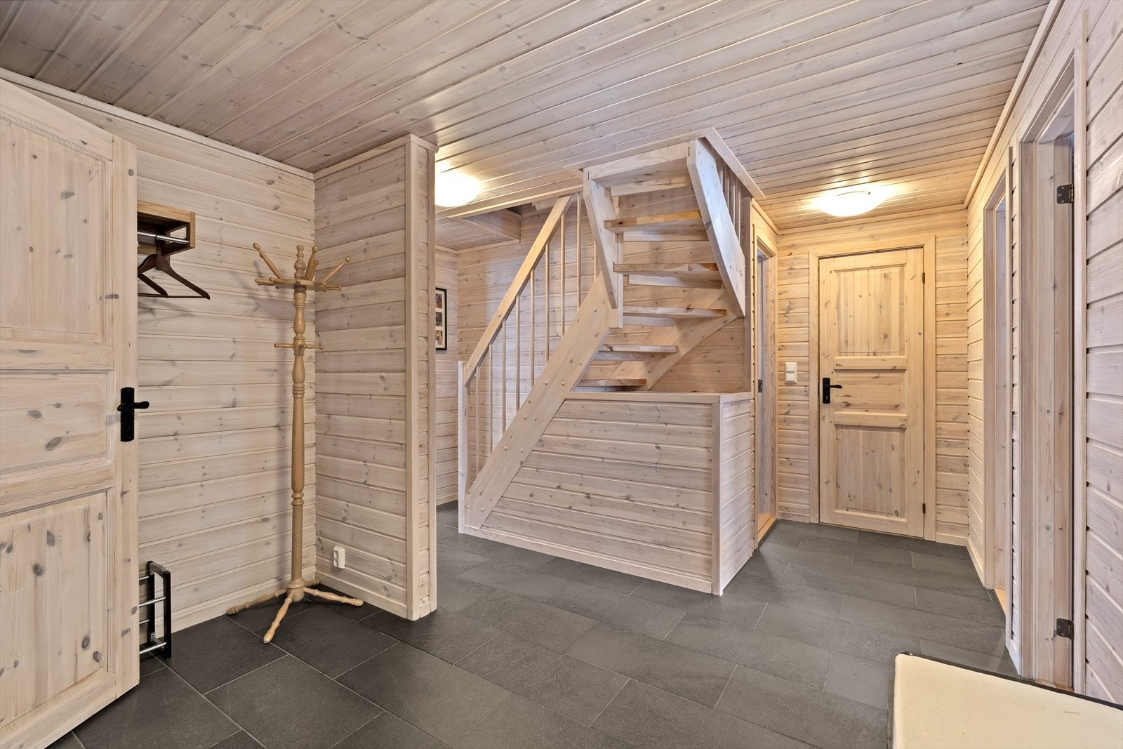 Velkommen inn! Romslig entré med plass for å henge fra seg yttertøy. Galleribilde