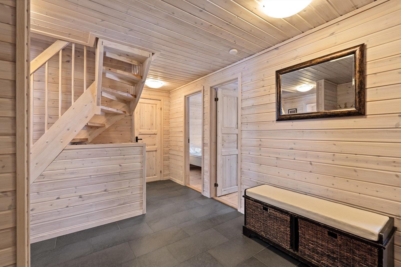 Fra gangen går det trapp opp til loftsetasjen. Galleribilde