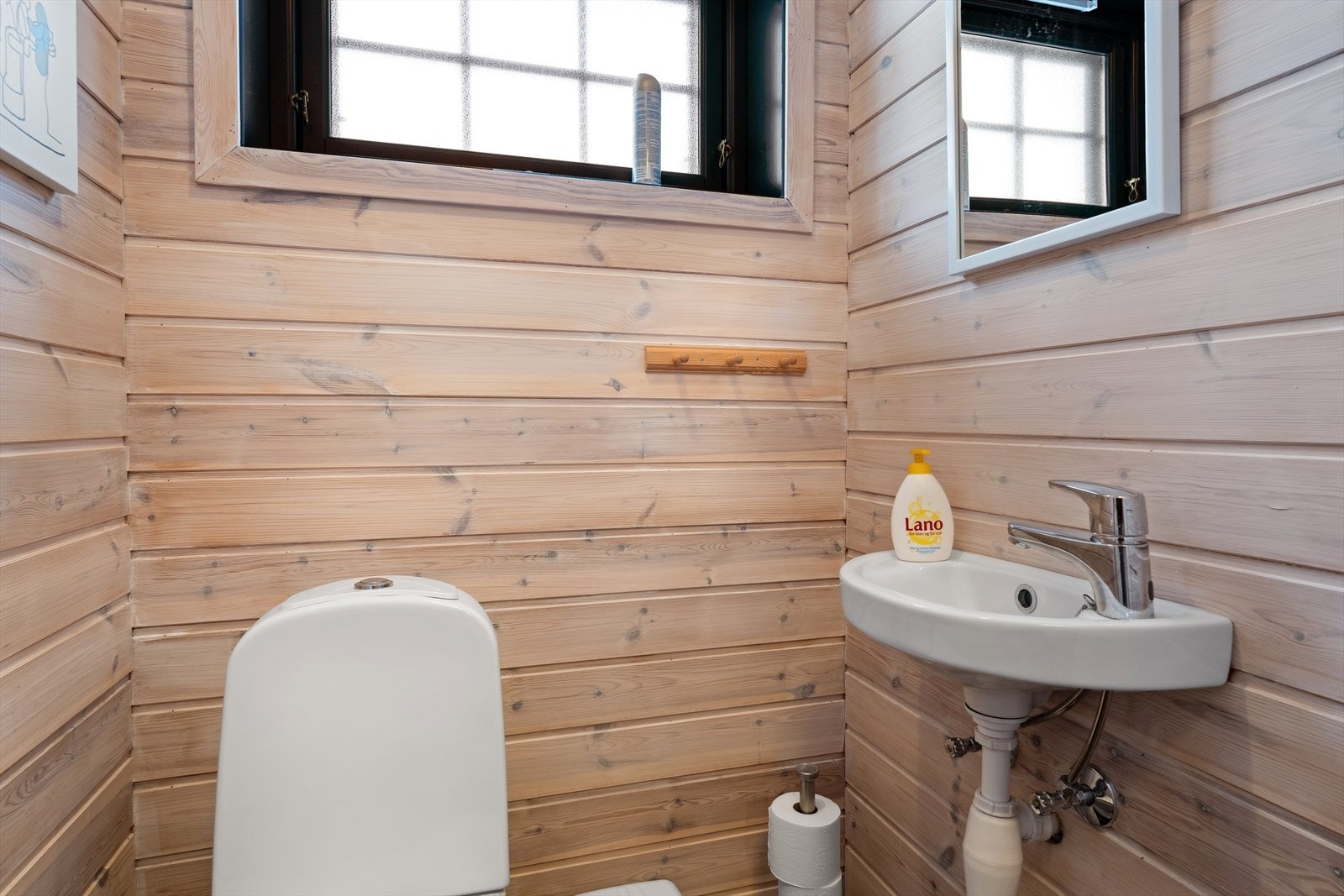 Separat toalettrom med wc og servant. Galleribilde
