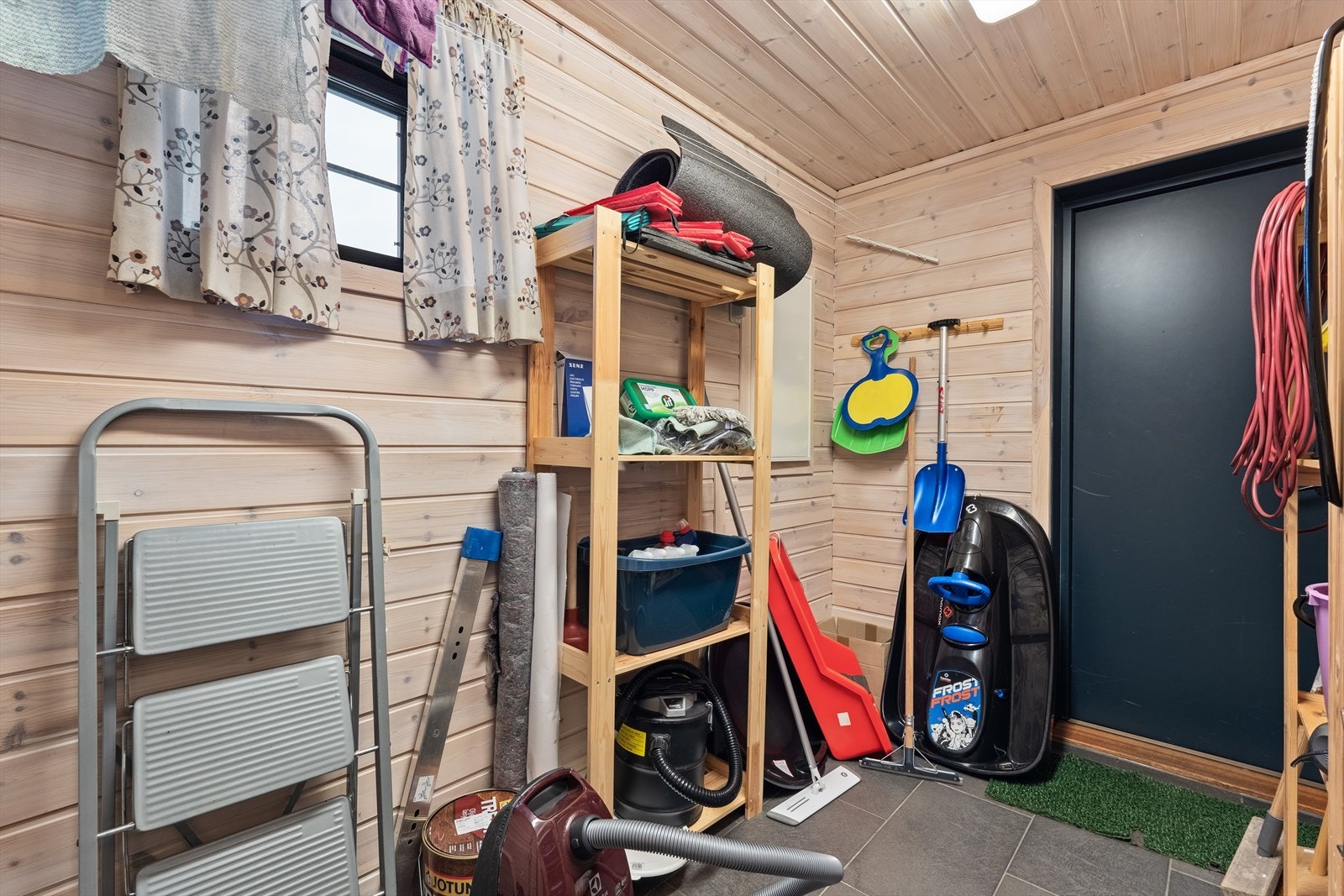 Bod/vaskerom med opplegg for vaskemaskin. Galleribilde