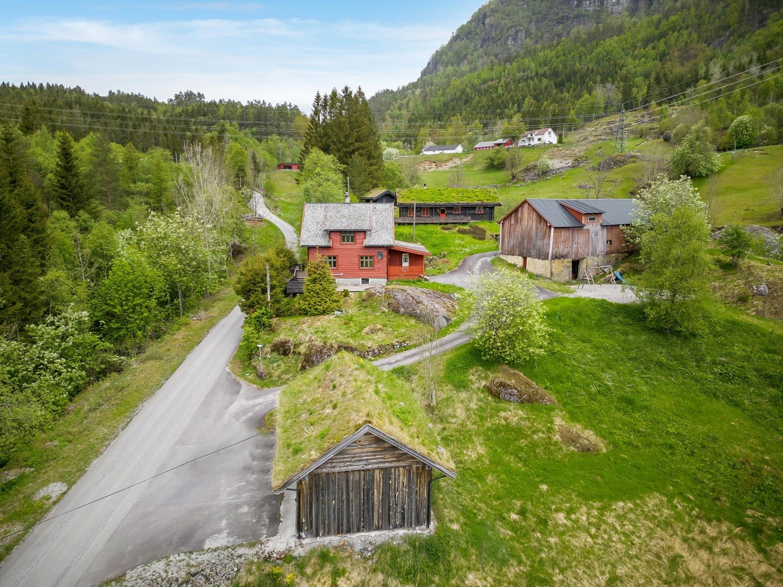 005_Den består av våningshus, kårhus, garasje, driftsbygning, gjestehus, hytte og vedbod.jpg Galleribilde