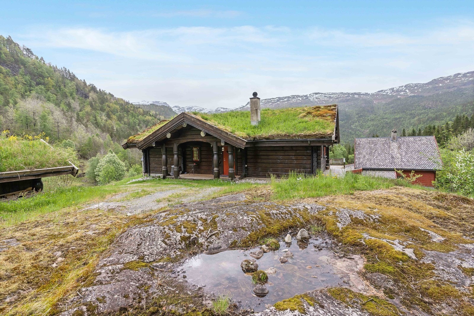 031_Kårbolig ligger høyt i terrenget med fantastisk utsikt til de vakre omgivelsene.jpg Galleribilde