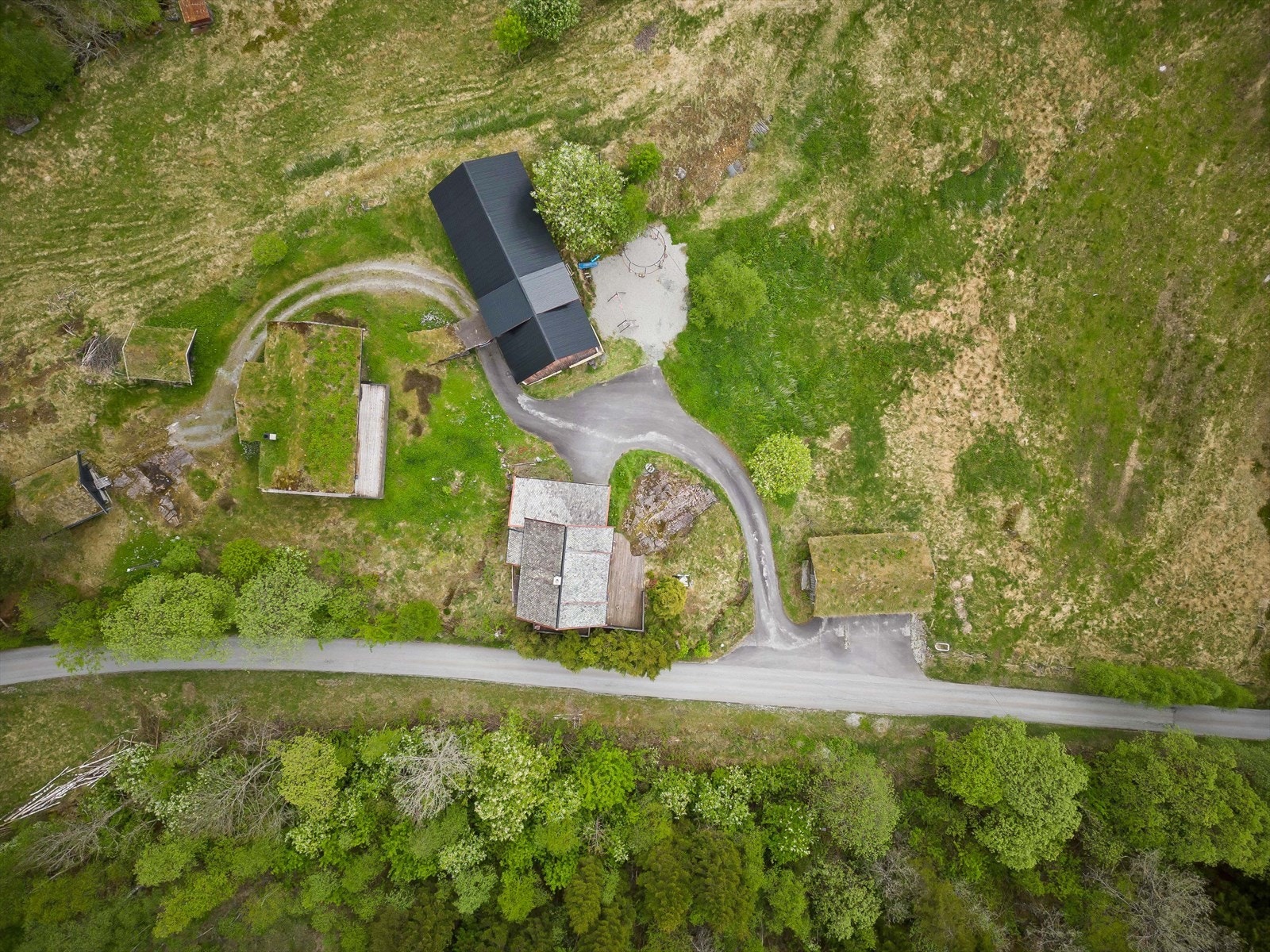 007_Dronefoto over eiendommen.jpg Galleribilde