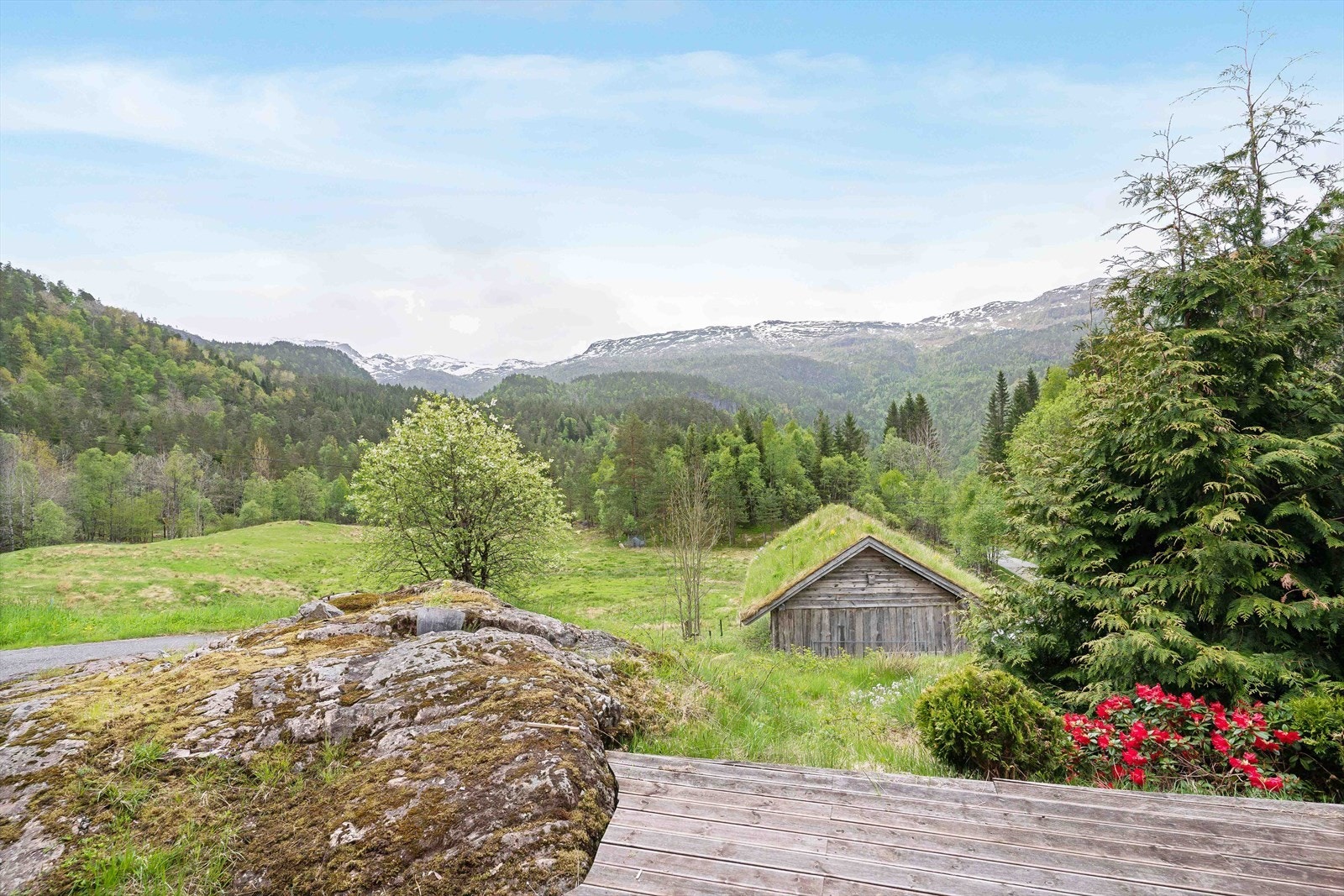 043_Nydelig utsikt til de naturskjønne og fredlige omgivelsene.jpg Galleribilde