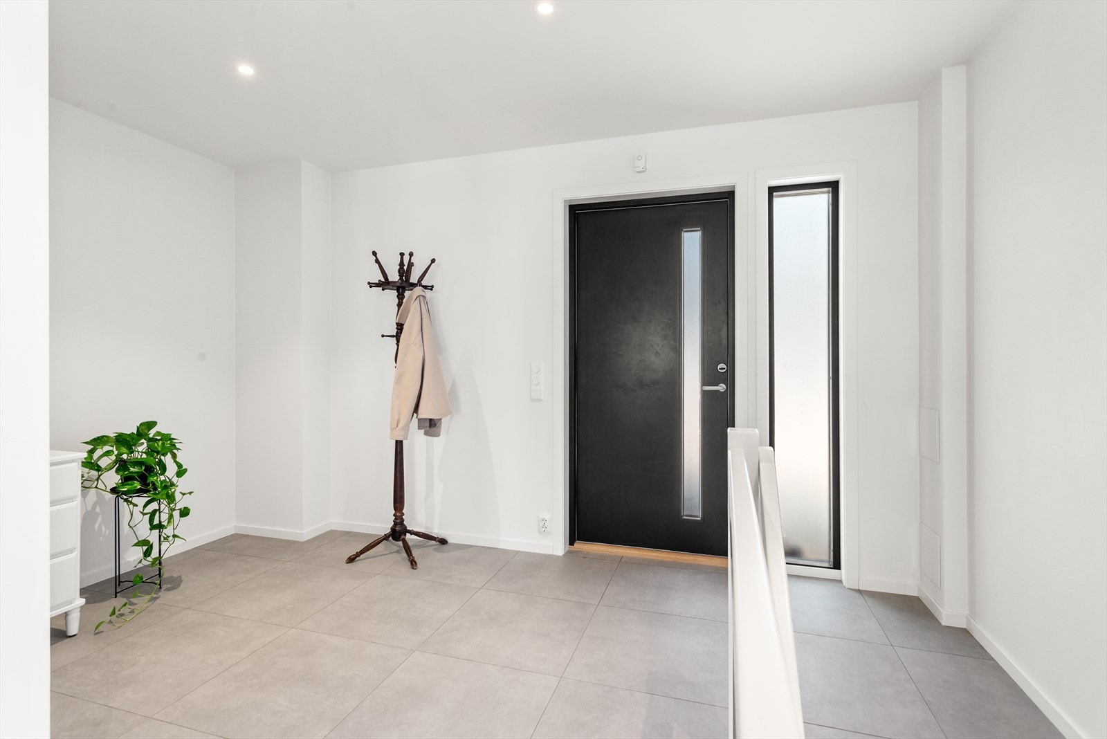 Velkommen inn! Boligen har en innbydende og lys entré med fliser på gulvet. Galleribilde