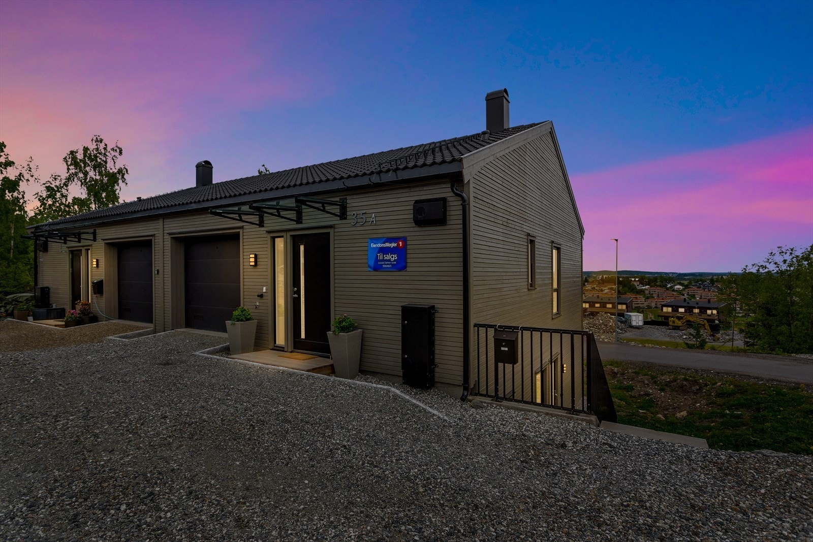 Dette er en innholdsrik og flott halvpart tomannsbolig med svært sentral og barnevennlig beliggenhet på Gjerdrum. Galleribilde