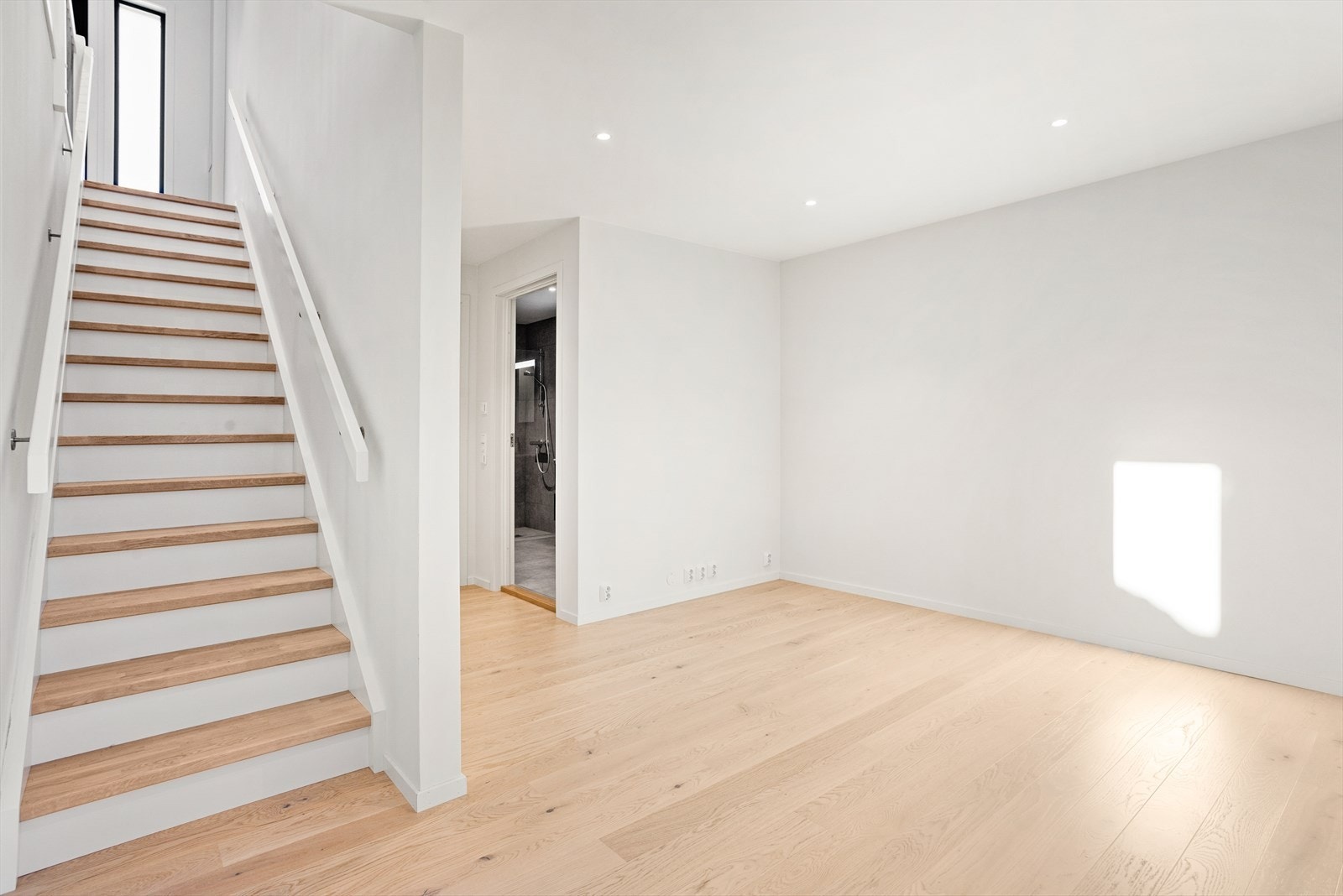 Fra trappen kommer man ned i en romslig gang, hvor det er videre inngang til tre soverom, bad og vaskerom. Galleribilde