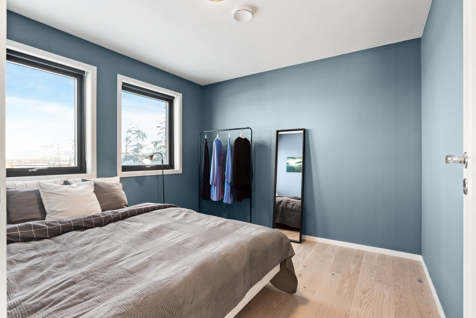 Rommene har plass til seng og nattbord. Galleribilde