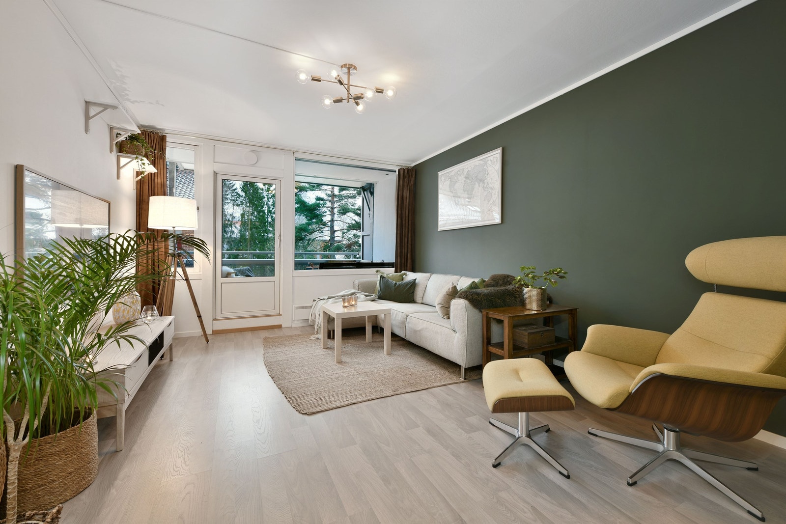 Stue - romslig stue med god plass til sofaløsning - store vindusflater med utgang til balkong Galleribilde