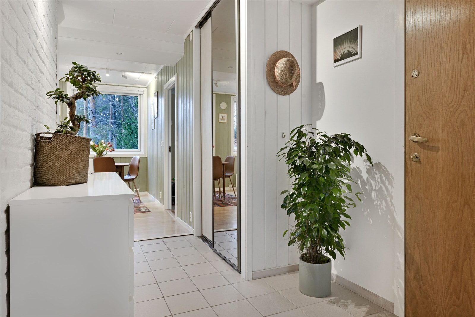 Entré - flislagt gulv - plassbygget skyvedørsgarderoben med speil følger Galleribilde