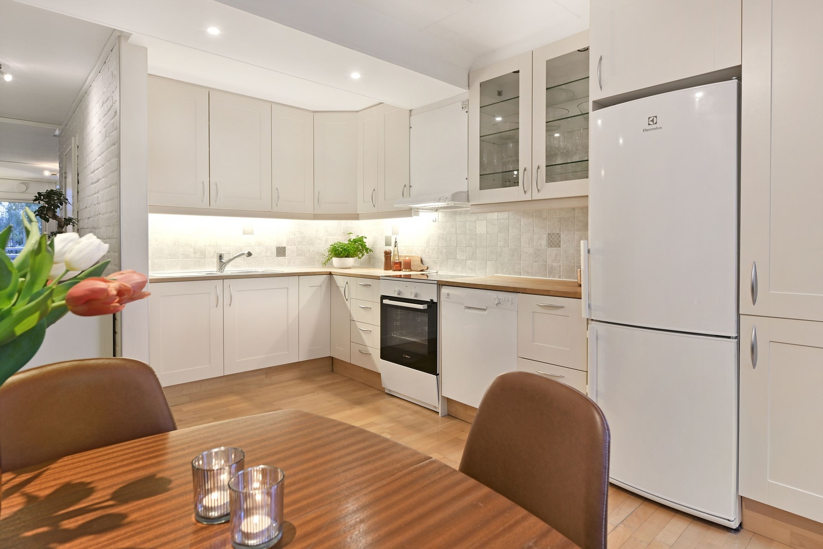 Kjøkken - godt med skap- og benkeplass - komfyr (fra 2021) og delvis integrert oppvaskmaskin følger Galleribilde