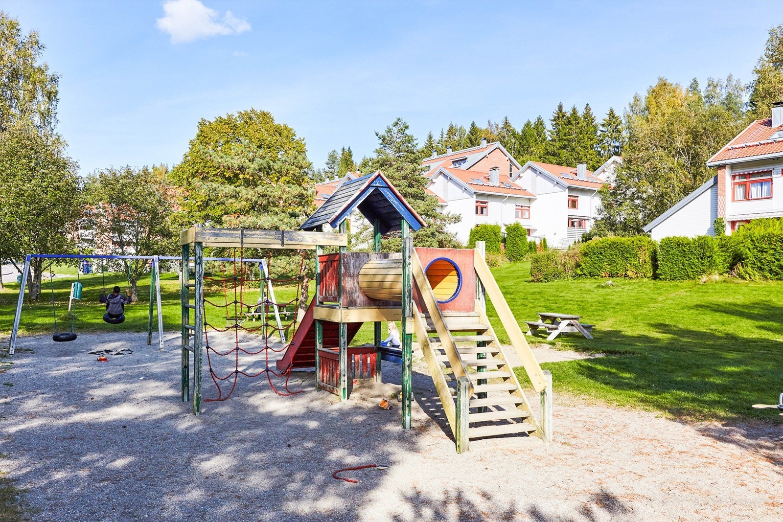 Diverse lekeapparater på tunet Galleribilde