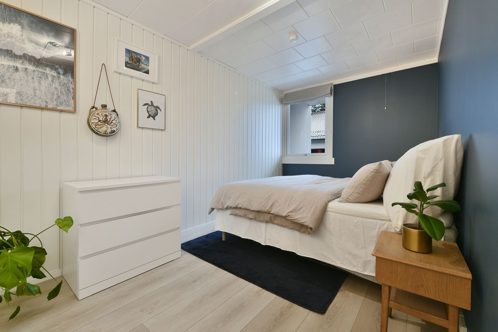 Soverom 1 - god størrelse - vegger sparklet og malt i 2023 - nytt gulv i 2023 - vindu orientert mot syd Galleribilde