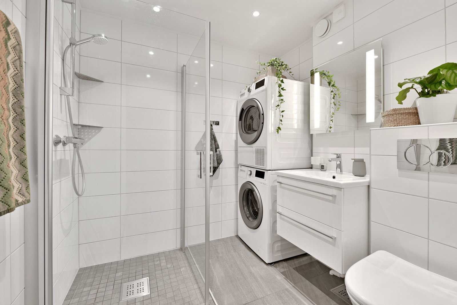 Bad - pent bad fra 2021 i regi av fagpersoner - foreligger dokumentasjon på utført arbeid - flislagt gulv og vegger - gulvvarme - downlights i himling Galleribilde