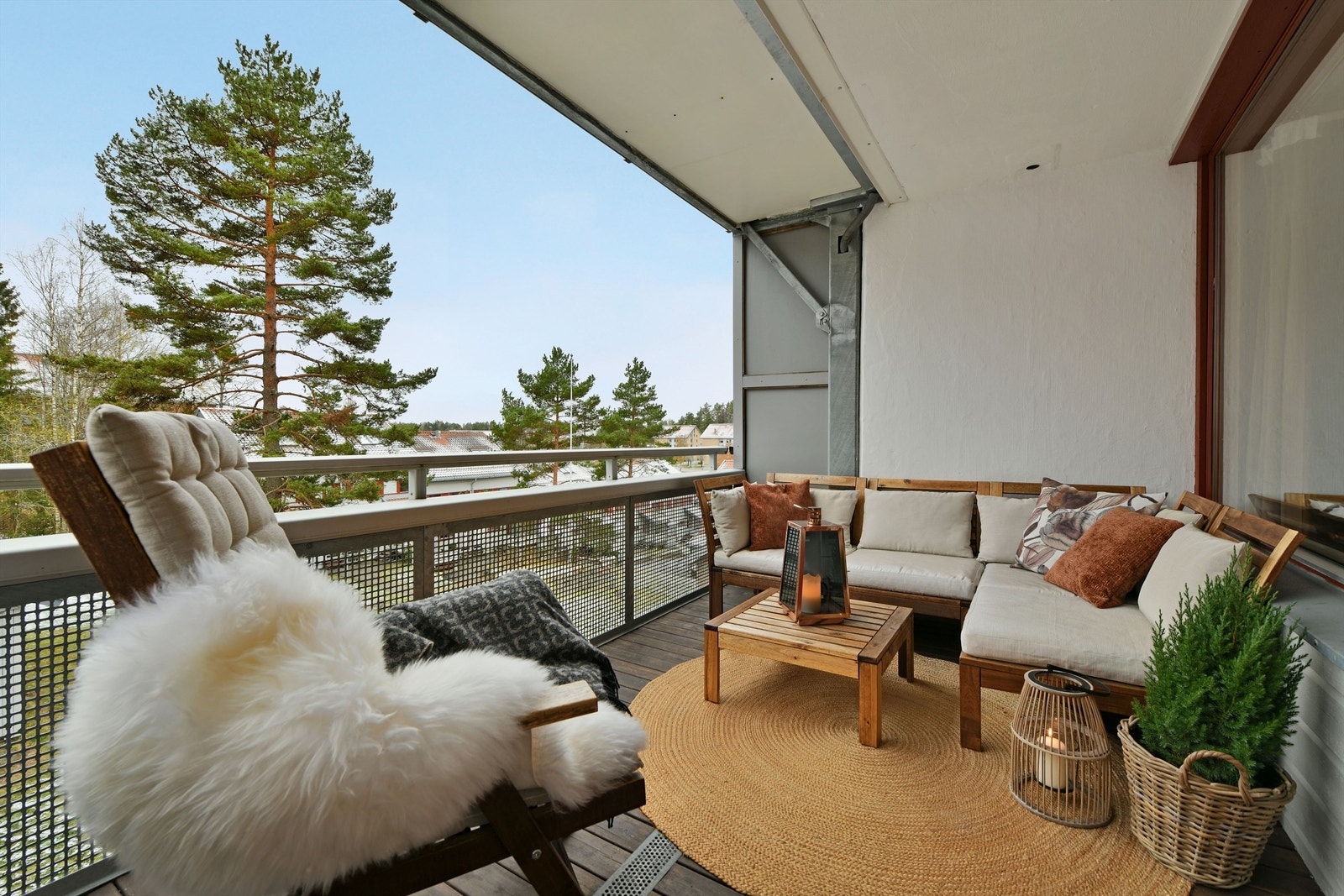 Balkong - overbygget - god plass til sofaløsning, m.m. Galleribilde