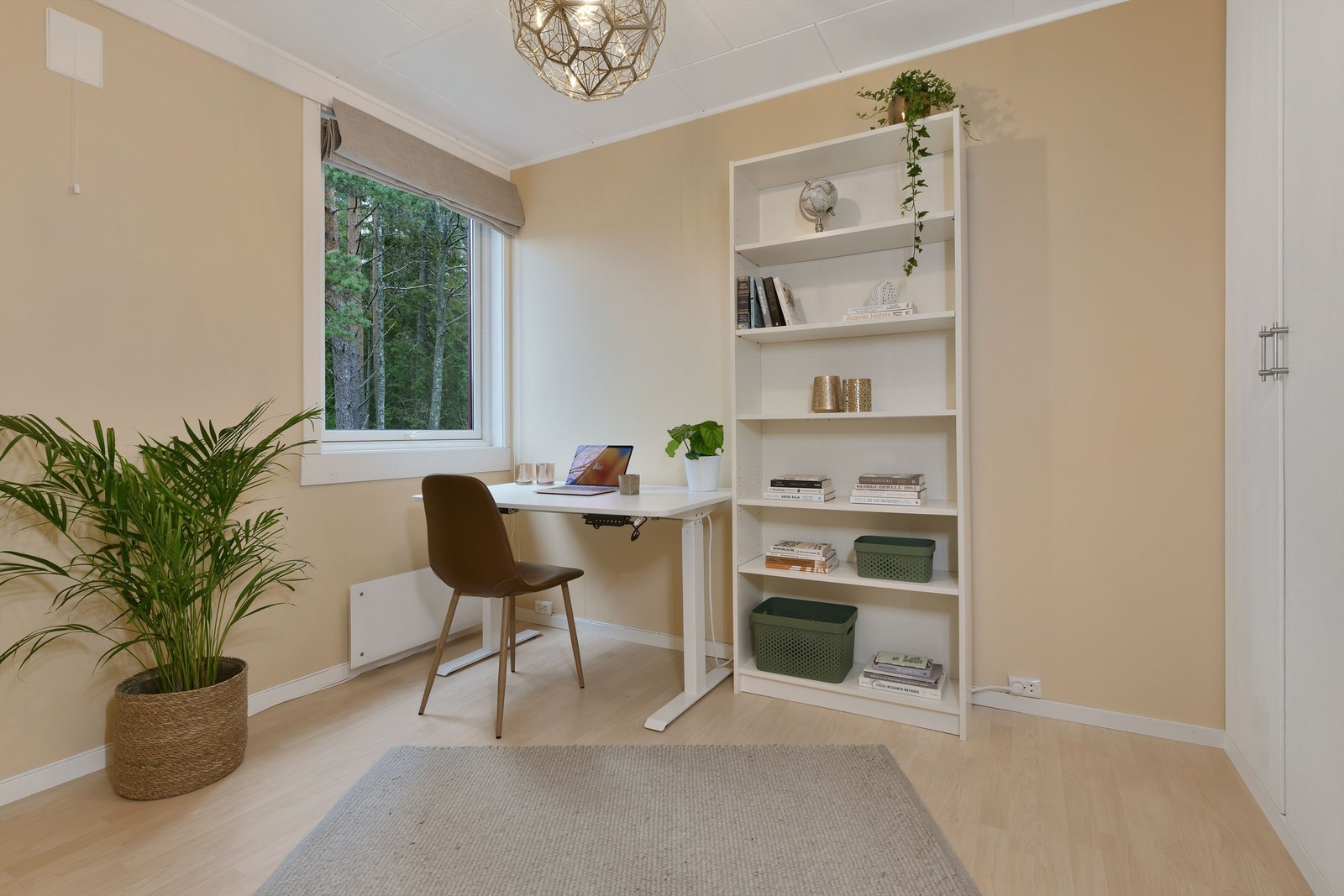 Soverom 2 - god størrelse - vegger sparklet og malt i 2023 - vindu orientert mot skogen/marka i nord med lite innsyn - garderobeskap følger - panelovn fra 2021 Galleribilde