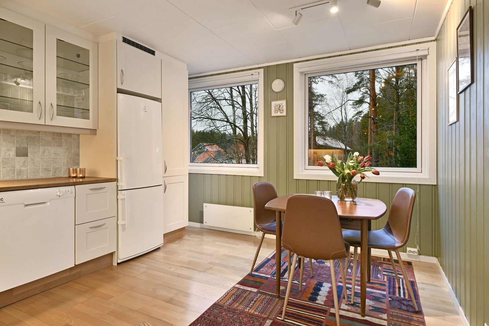 Kjøkken - plass til spisebord ved kjøkken - vindu vendt mot inngangen til marka - panelovn fra 2021 Galleribilde