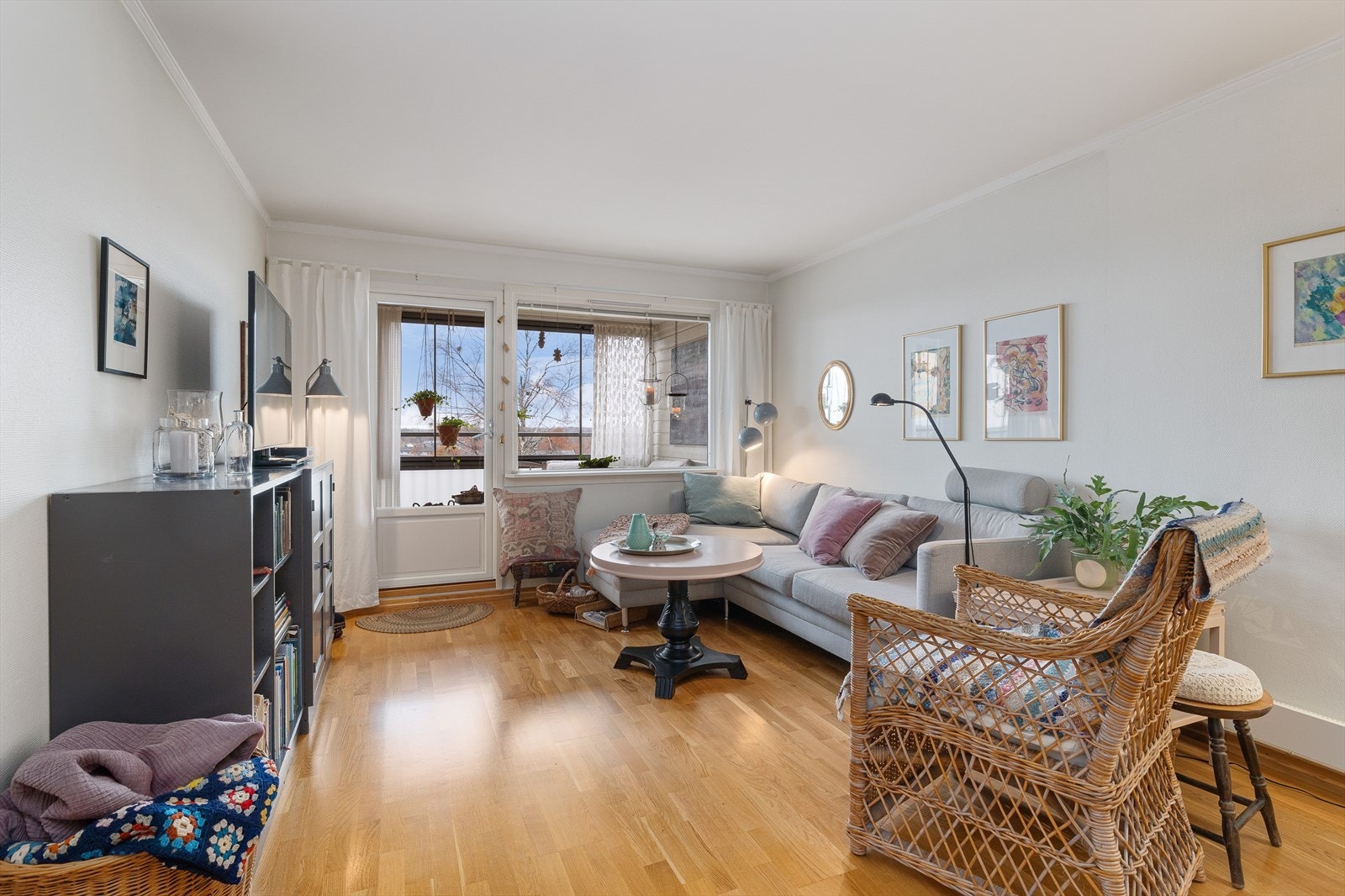 Stor stue med god plass til sofa og spisestue. Galleribilde