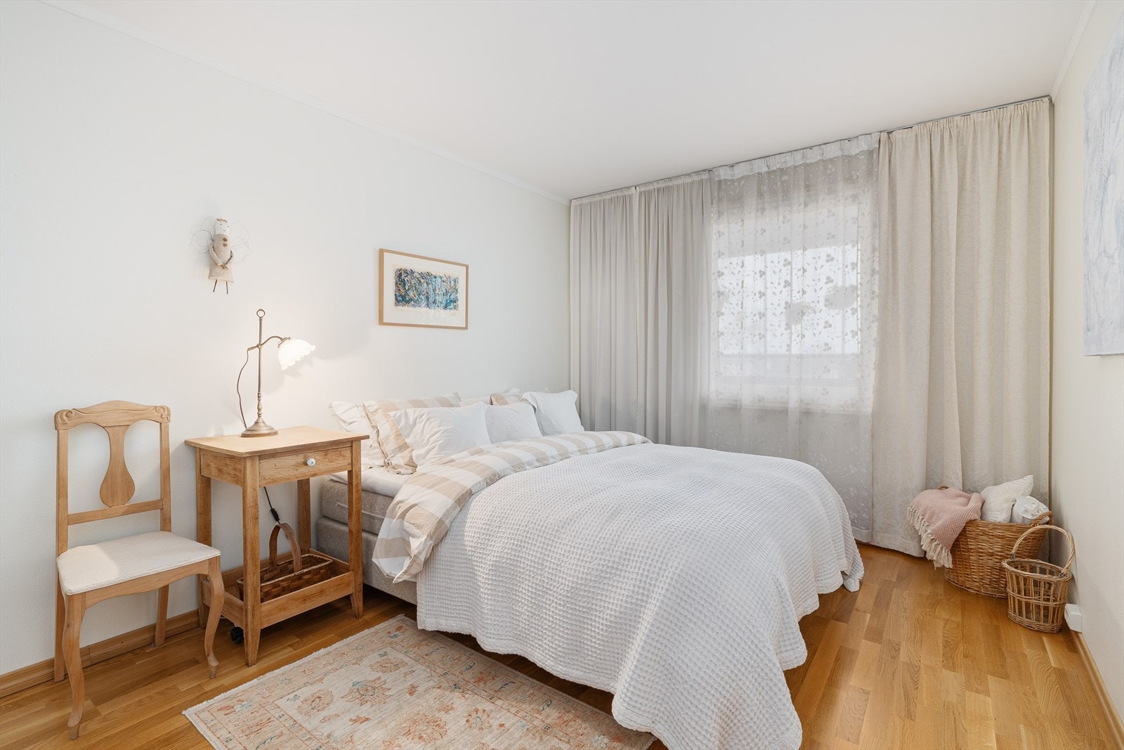 Soverom med stor skyvedørsgarderobe. Galleribilde