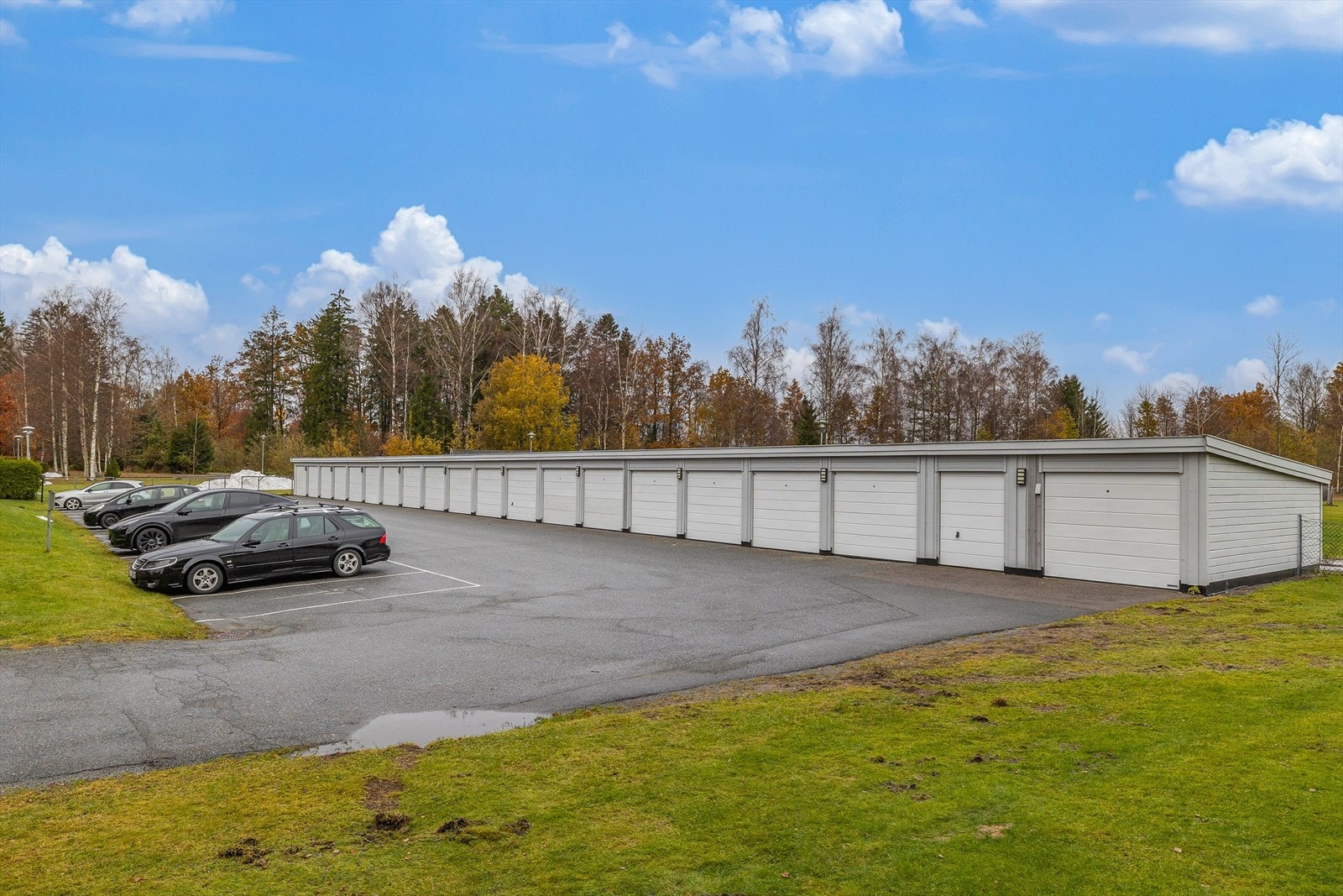 Tilhørende garasje i rekke. Galleribilde