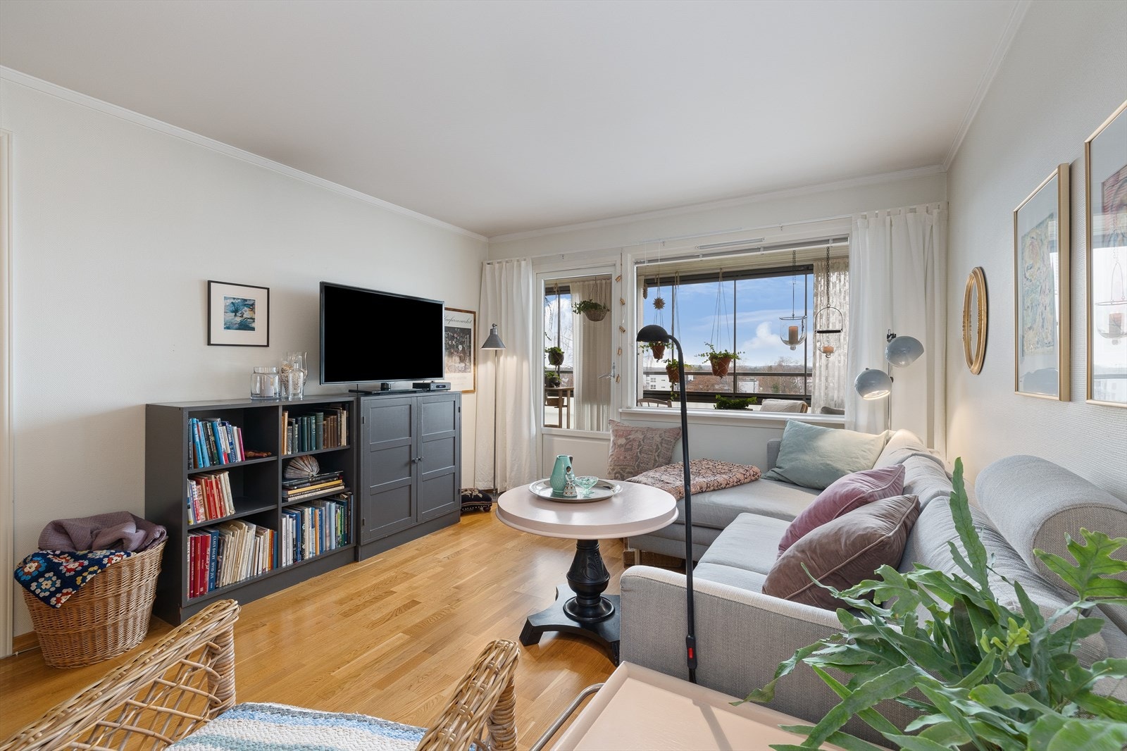 Stor stue med god plass til sofa og spisestue. Galleribilde