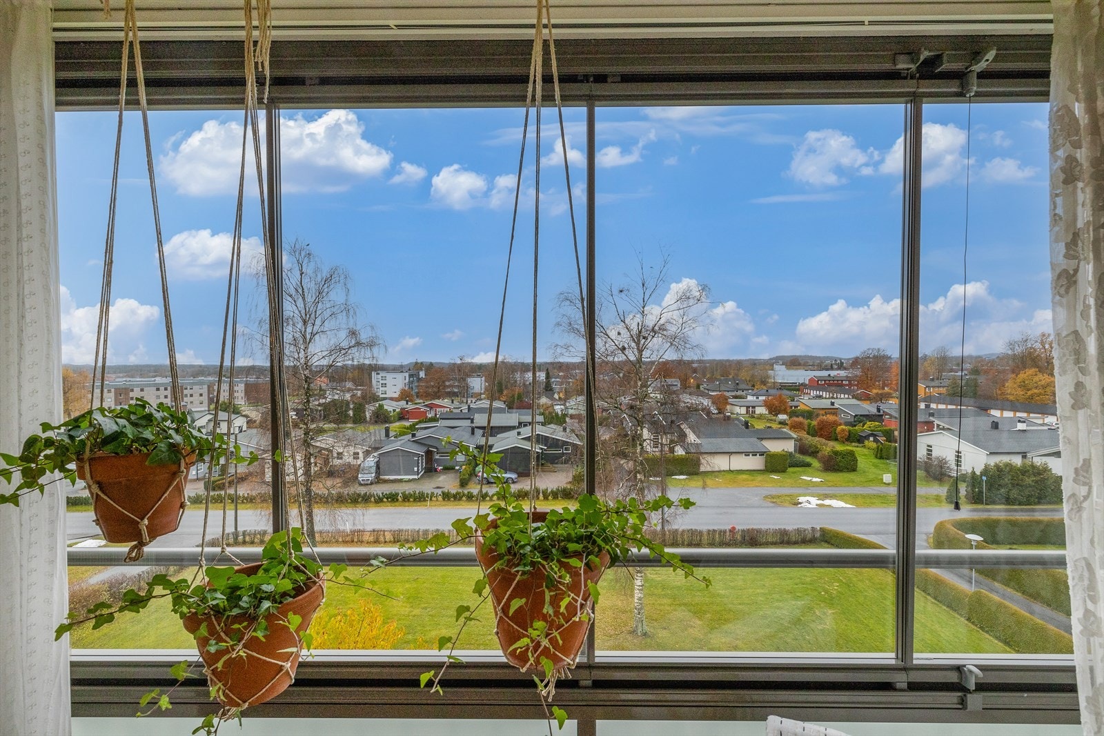 Flott utsikt og mye sol på innglasset balkong. Galleribilde