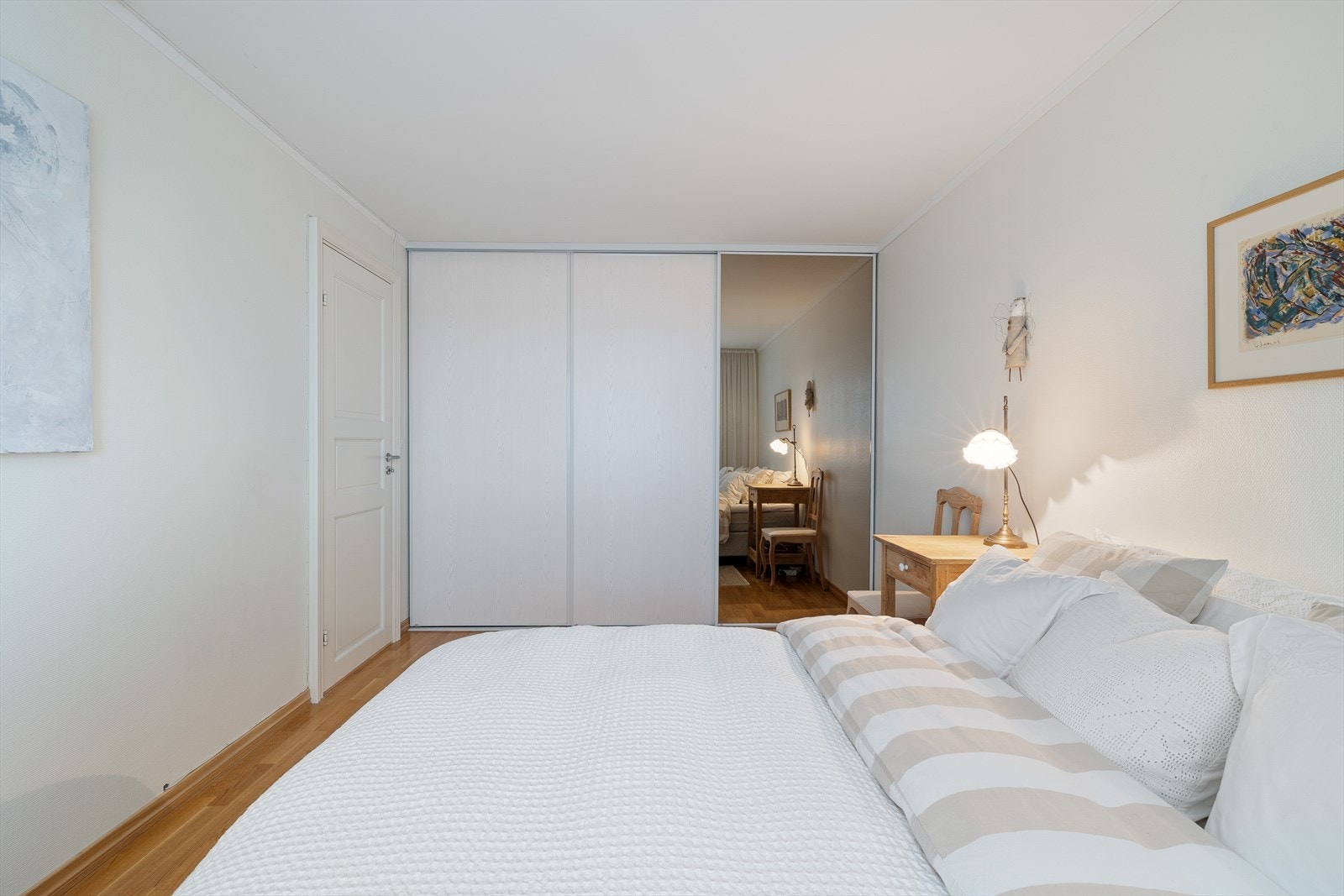 Soverom med stor skyvedørsgarderobe. Galleribilde