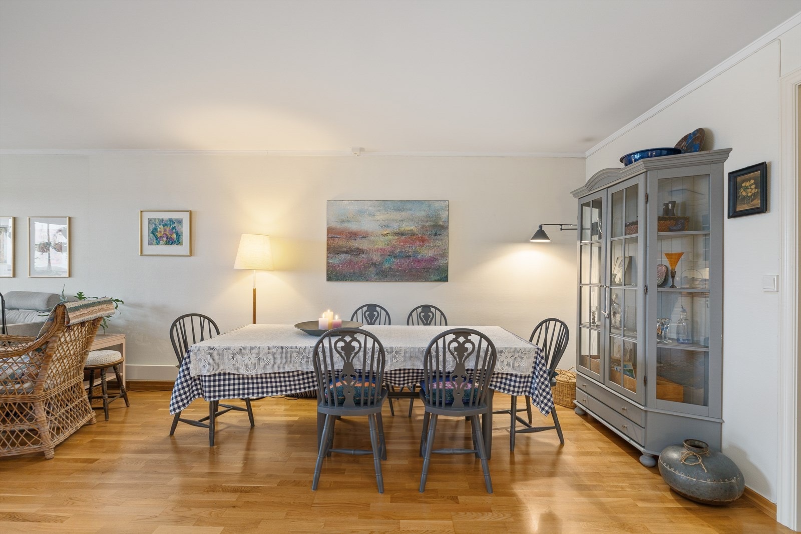 Stor stue med god plass til sofa og spisestue. Galleribilde
