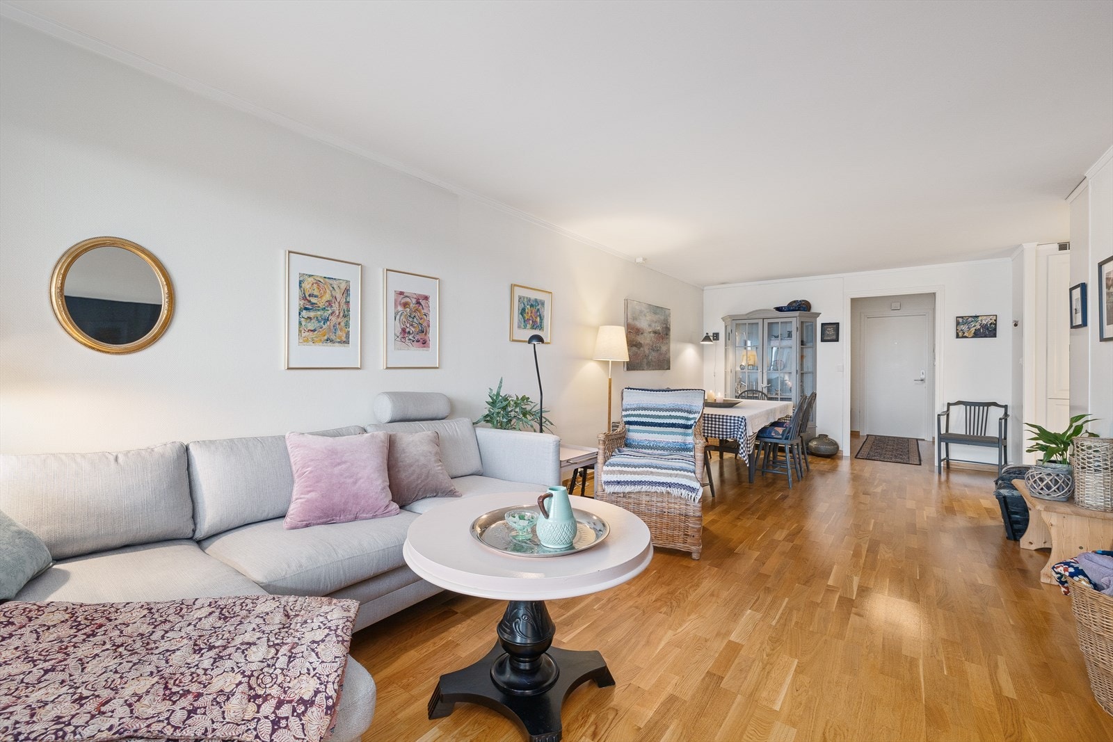Stor stue med god plass til sofa og spisestue. Galleribilde