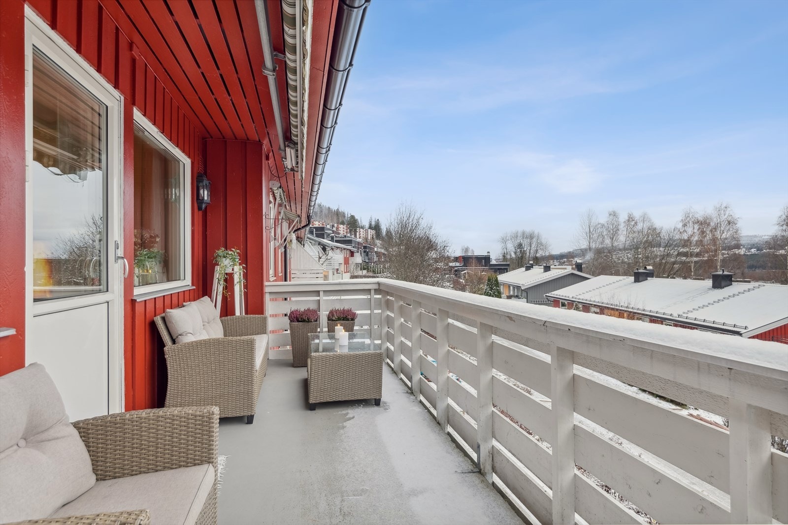 Sydvestvendt balkong med terrassemarkise. Galleribilde