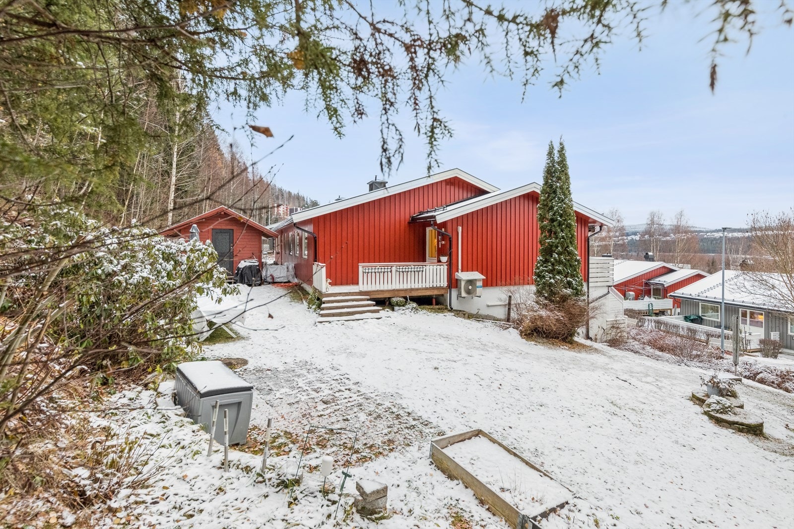 Svært god beliggenhet innerst i blindvei. Stor skjermet hage med utebod. Galleribilde